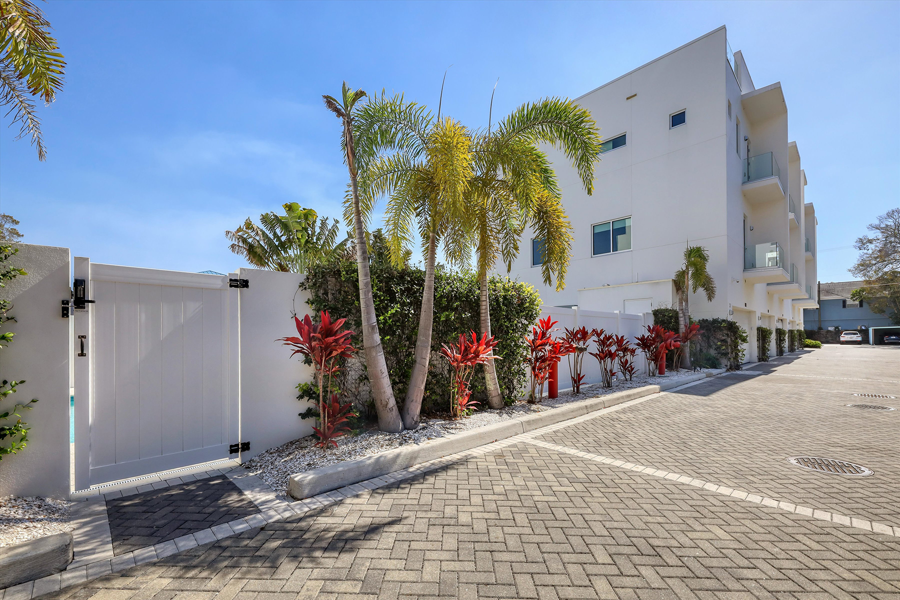 635 S Orange Avenue , 402