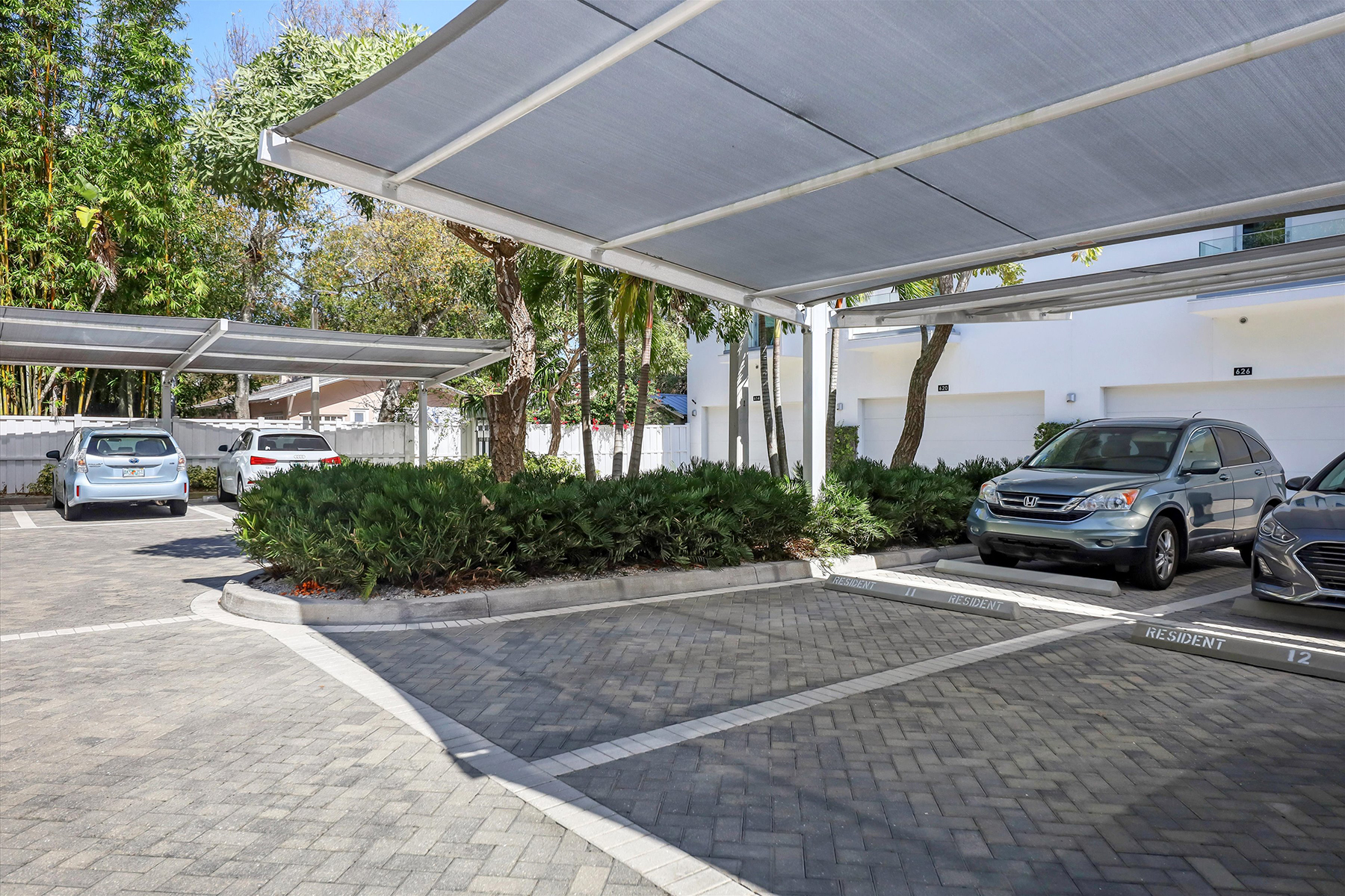 635 S Orange Avenue , 402