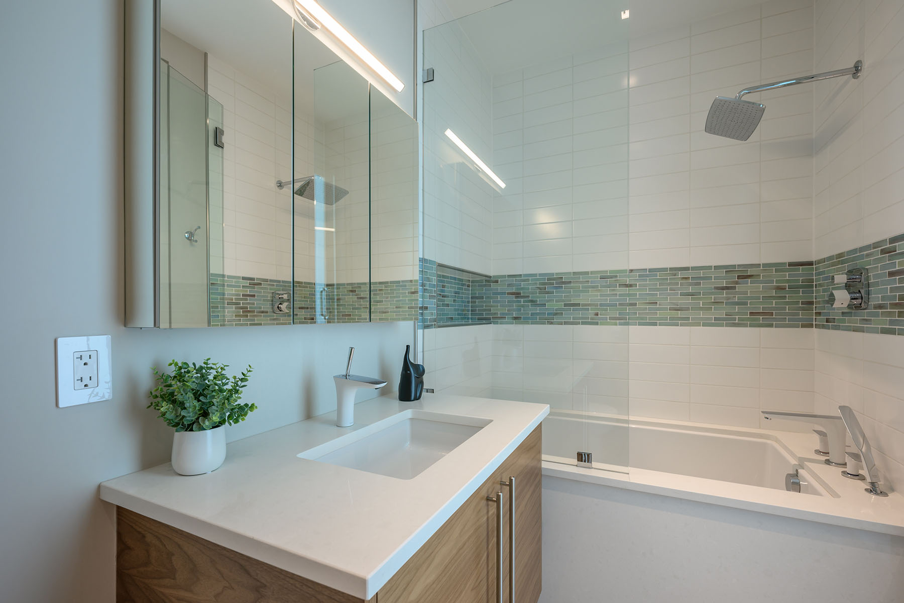 188 Golden Gate Pt , 402