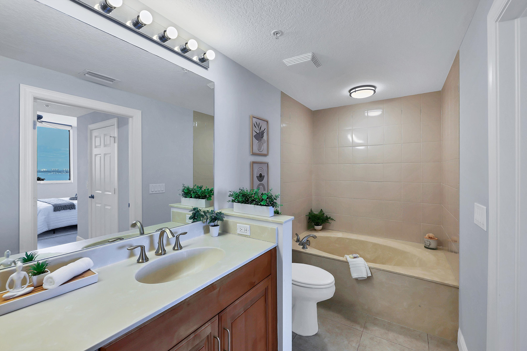 800 N Tamiami Trail , 1411