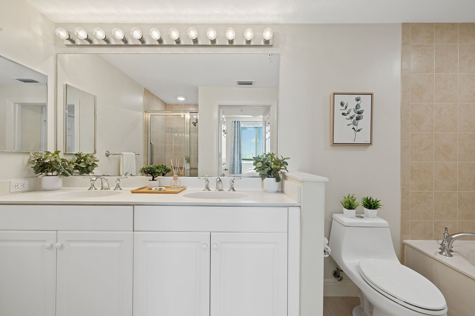 800 N Tamiami Trail , 1512