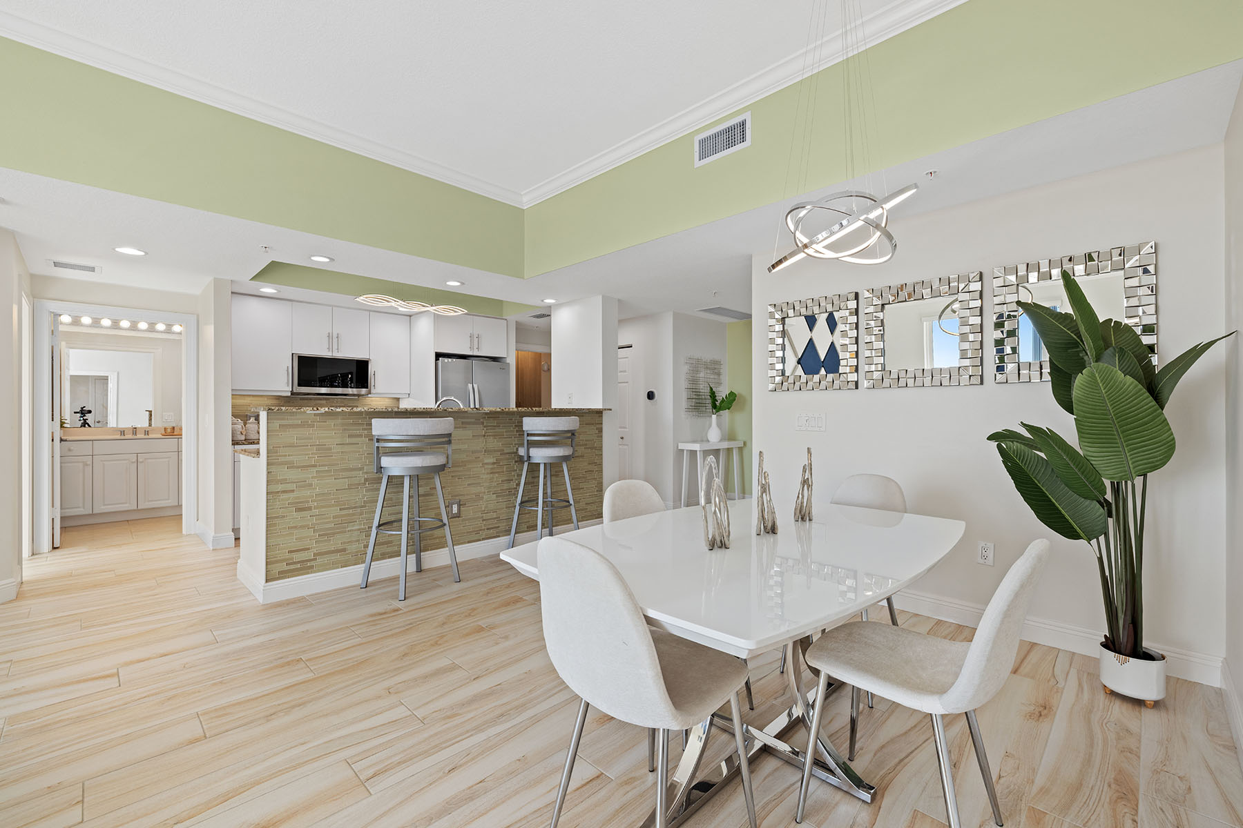 800 N Tamiami Trail , 1512