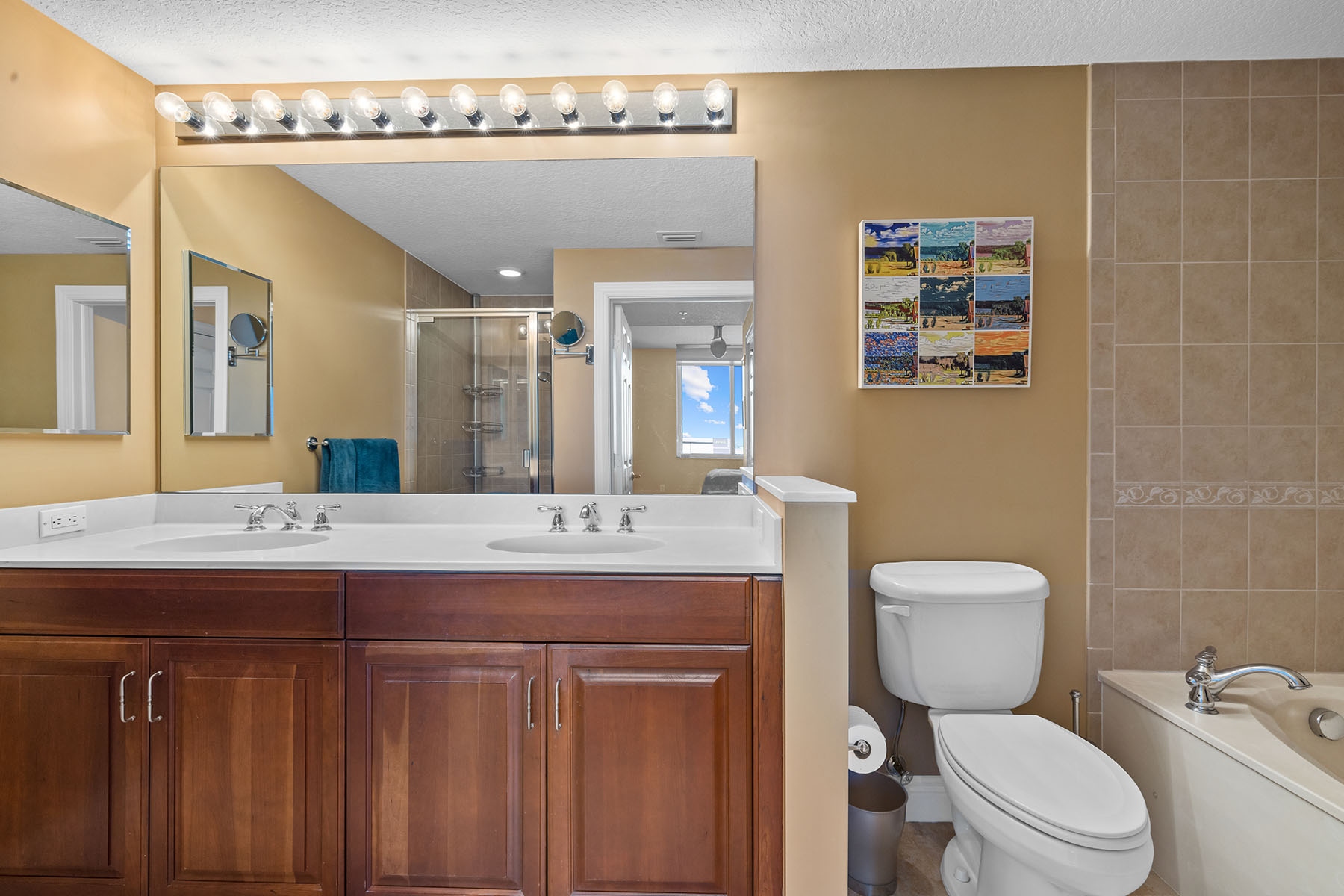 800 N Tamiami Trail , 611