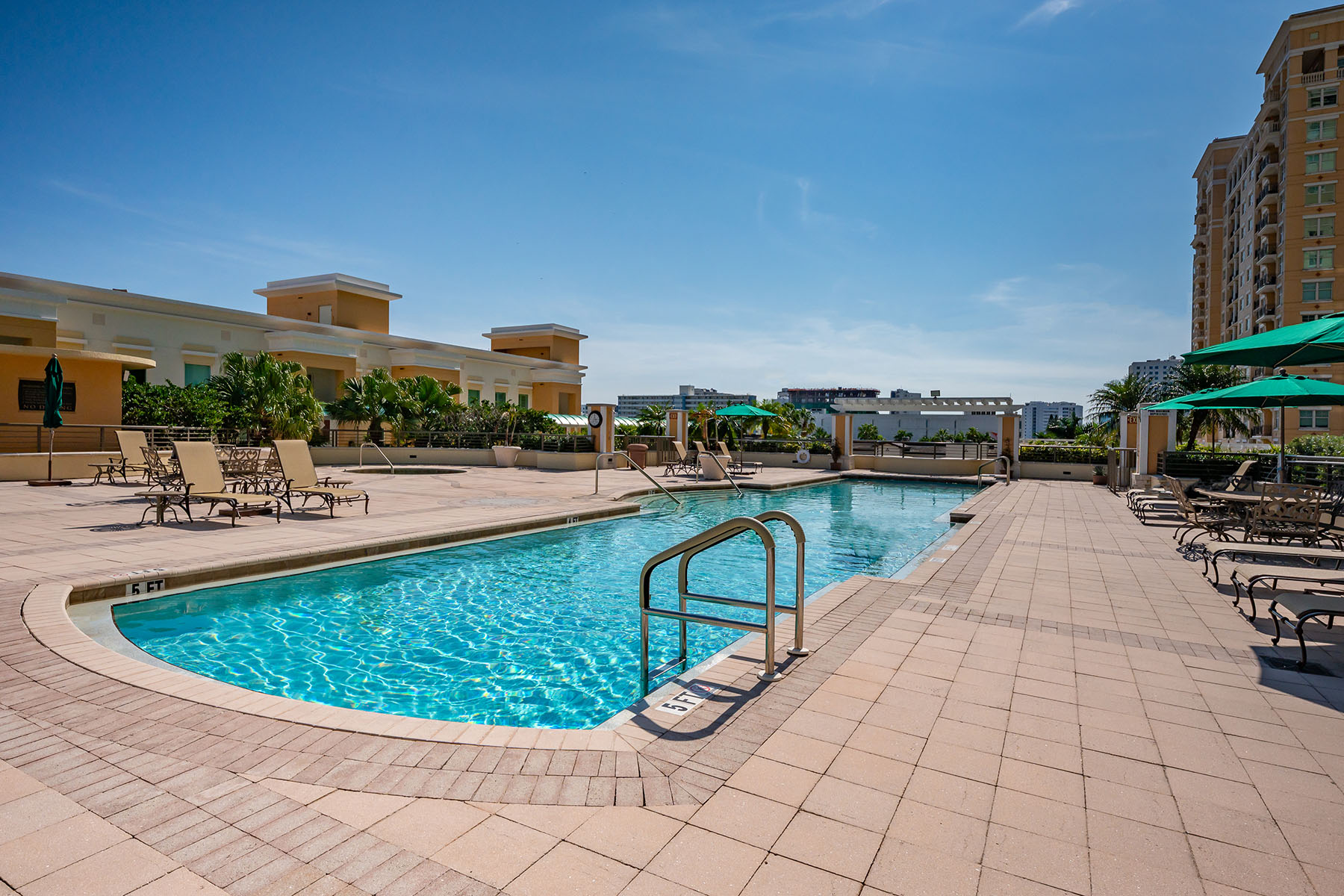 800 N Tamiami Trail , 815