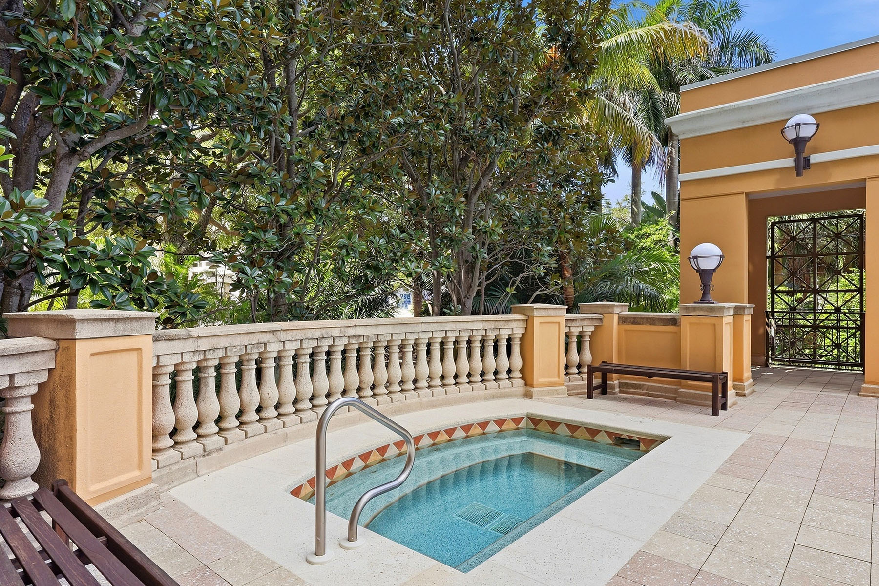 750 N Tamiami Trail , 517