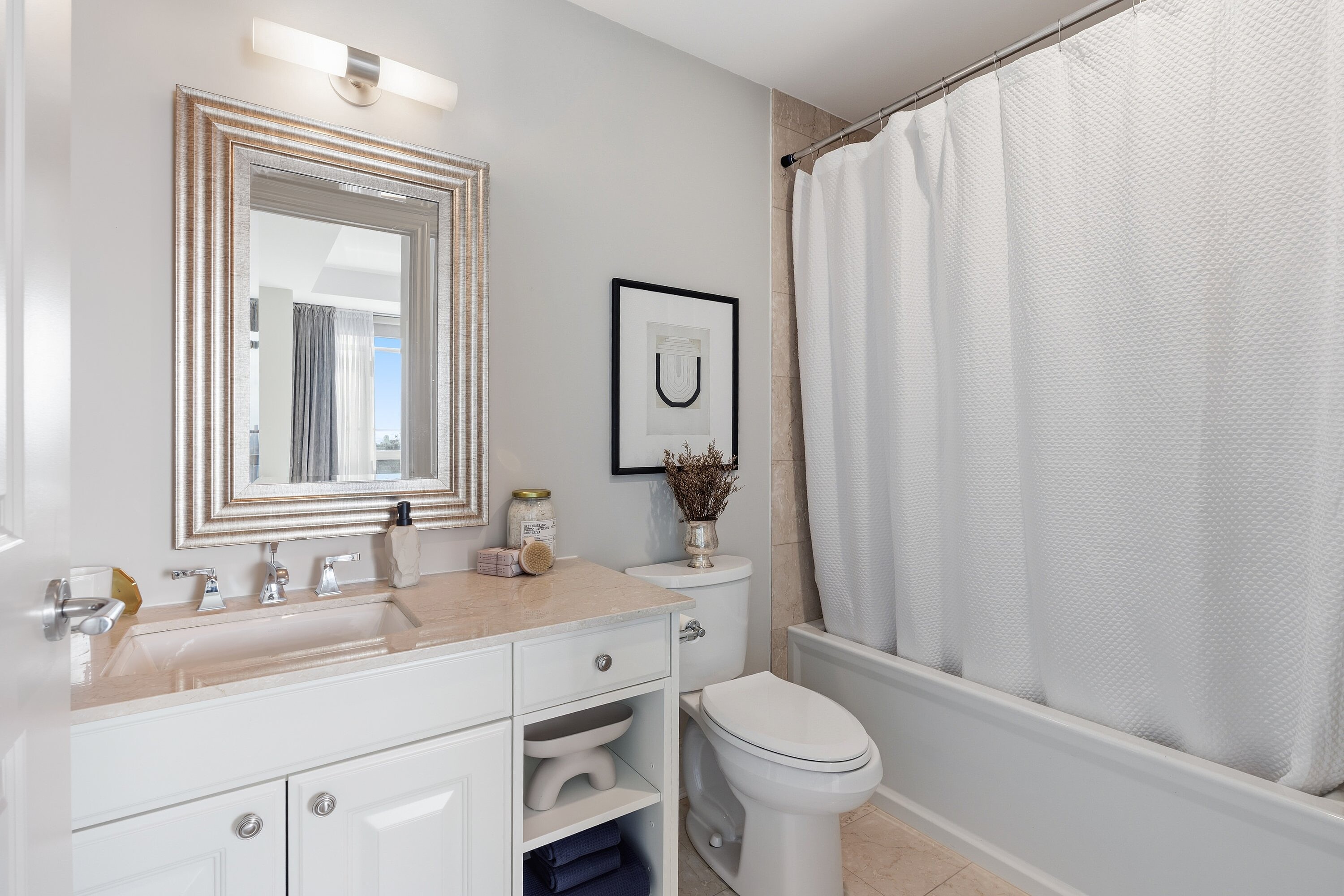 1717 Avenue Rd  LPH3