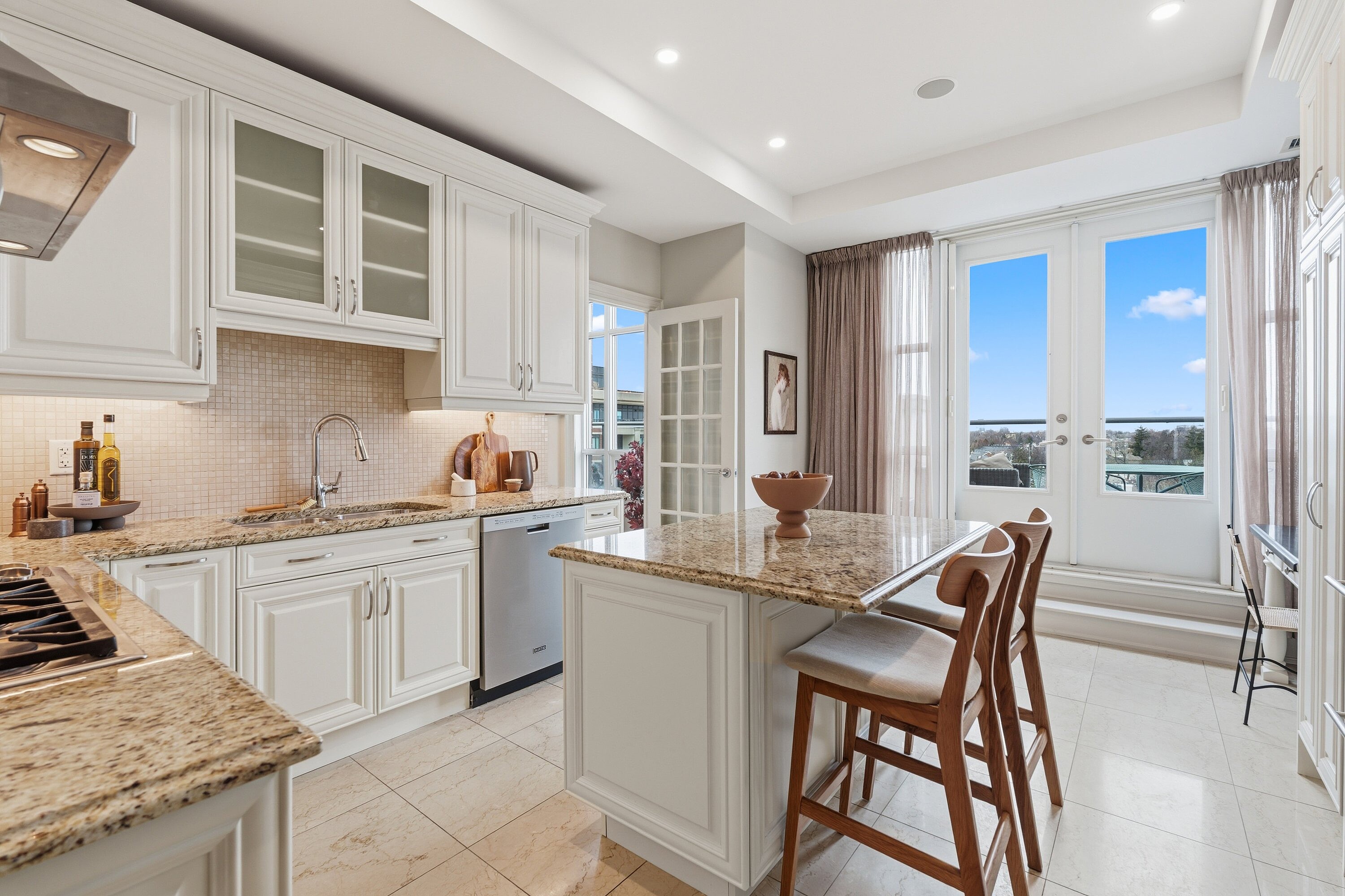 1717 Avenue Rd  LPH3