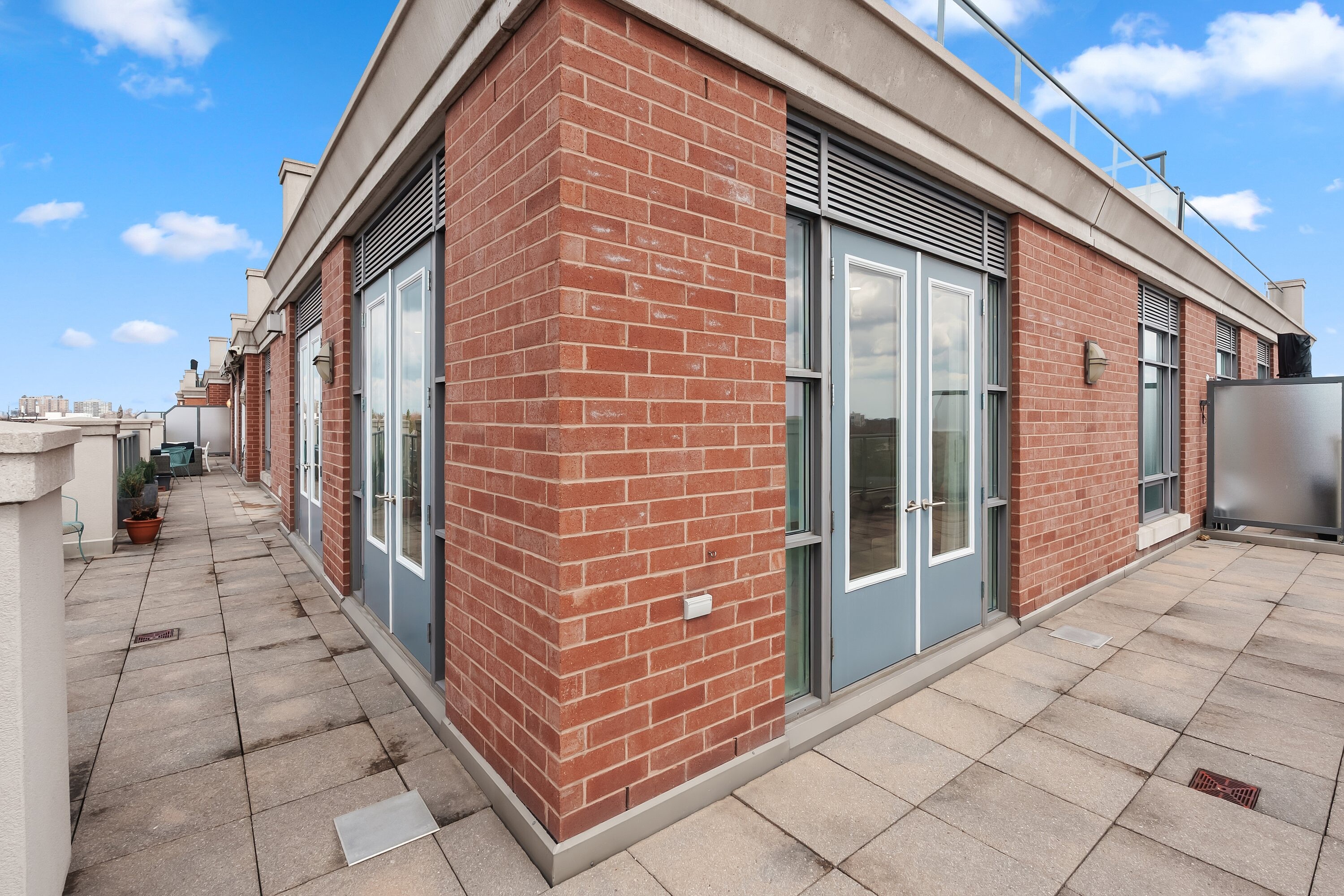 1717 Avenue Rd  LPH3