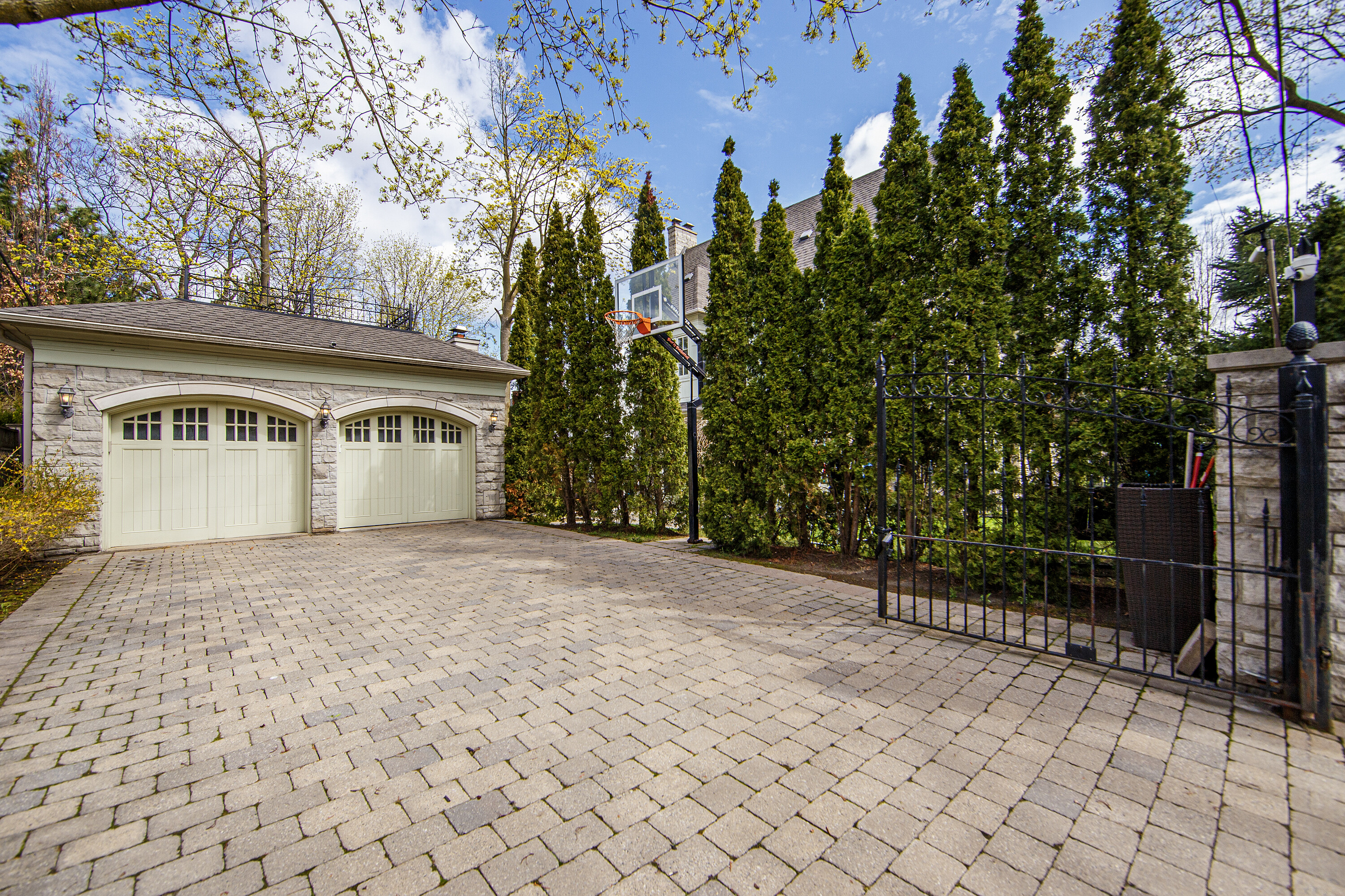 200 Glenayr Rd