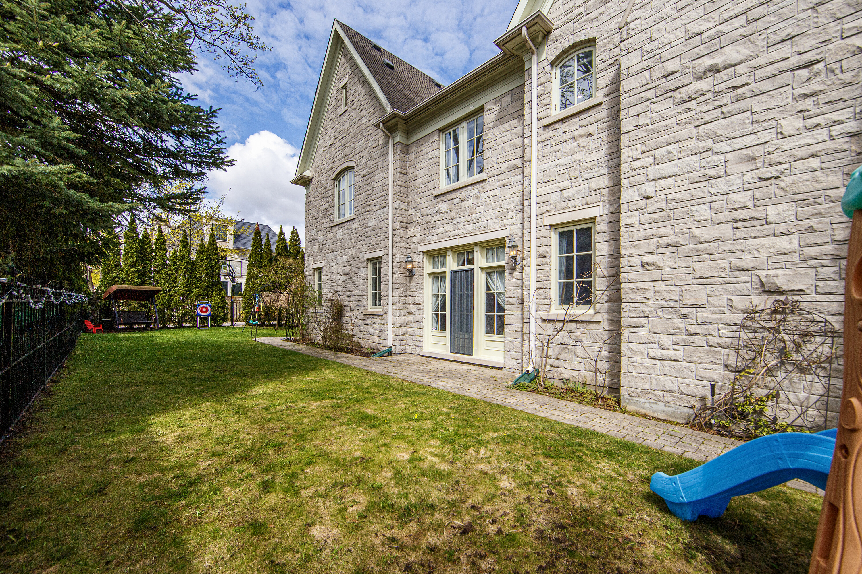 200 Glenayr Rd