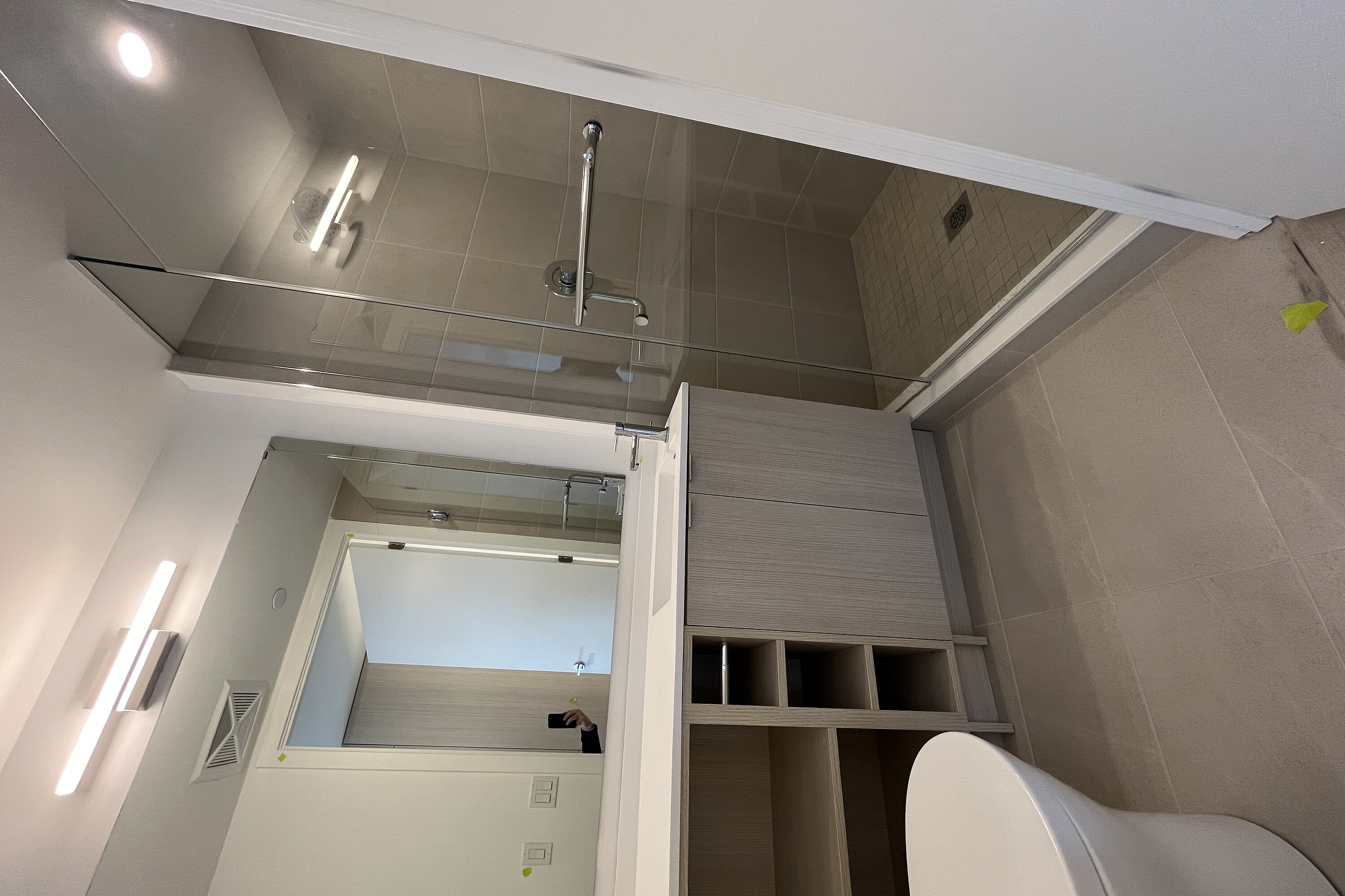 100 Queen St E  3203