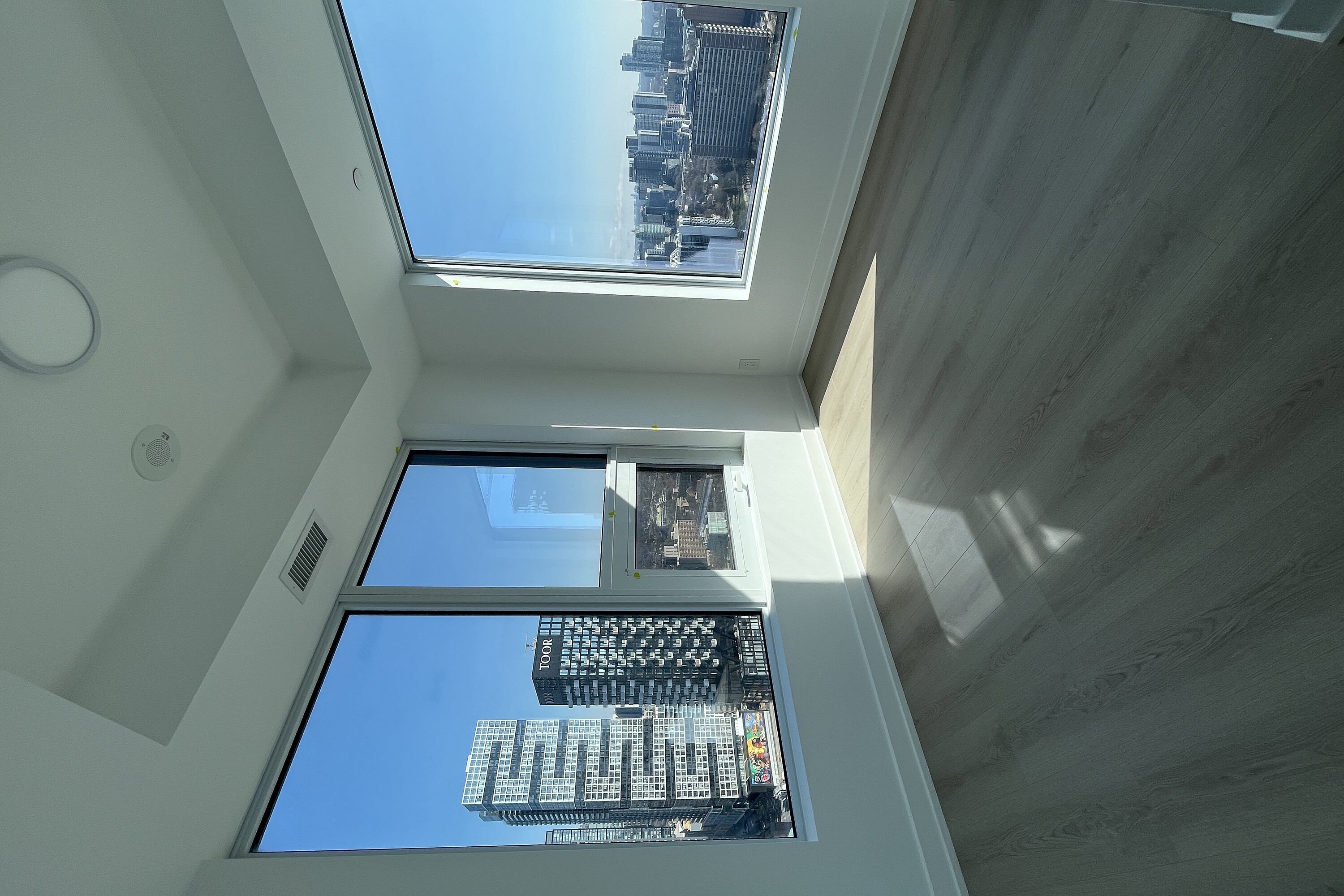 100 Queen St E  3203
