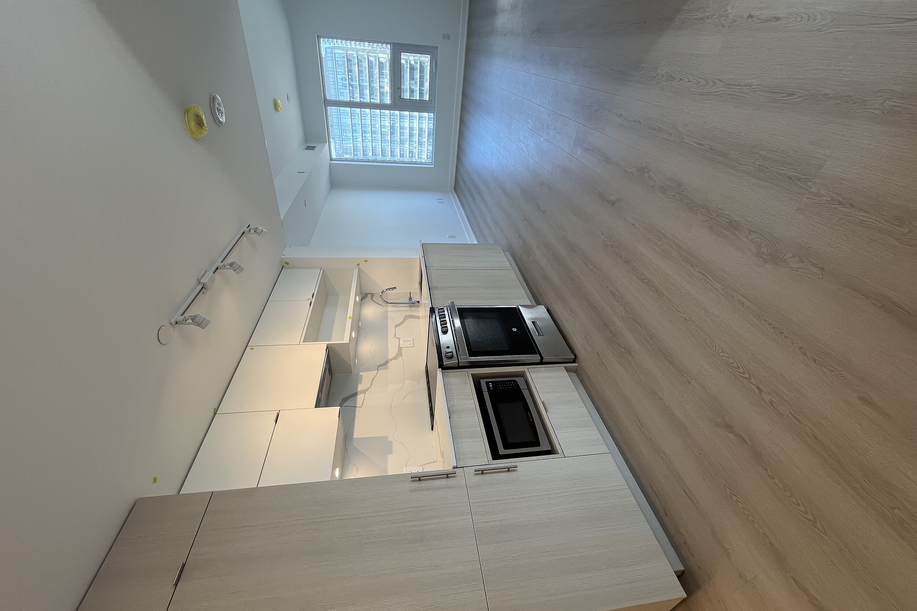 100 Queen St E  3203