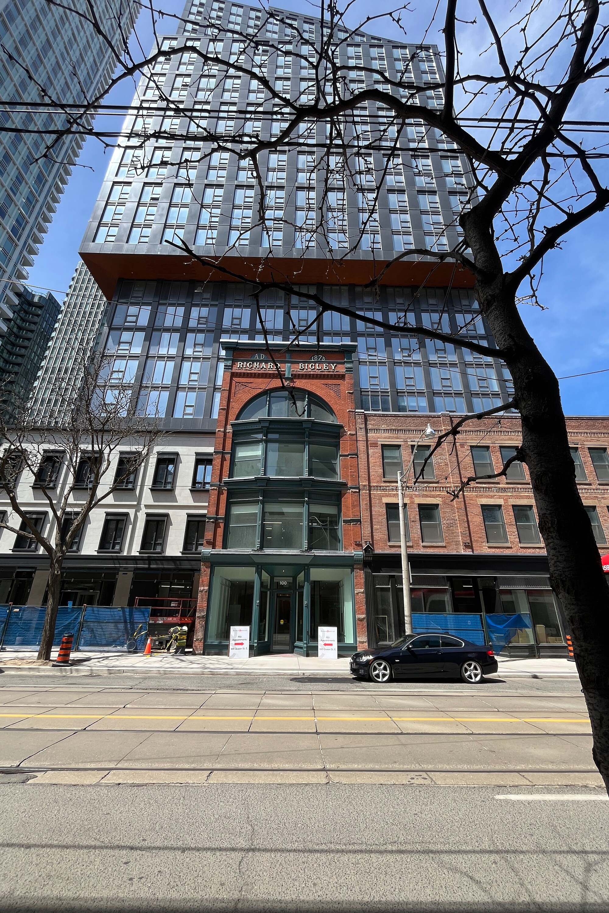 100 Queen St E  3203