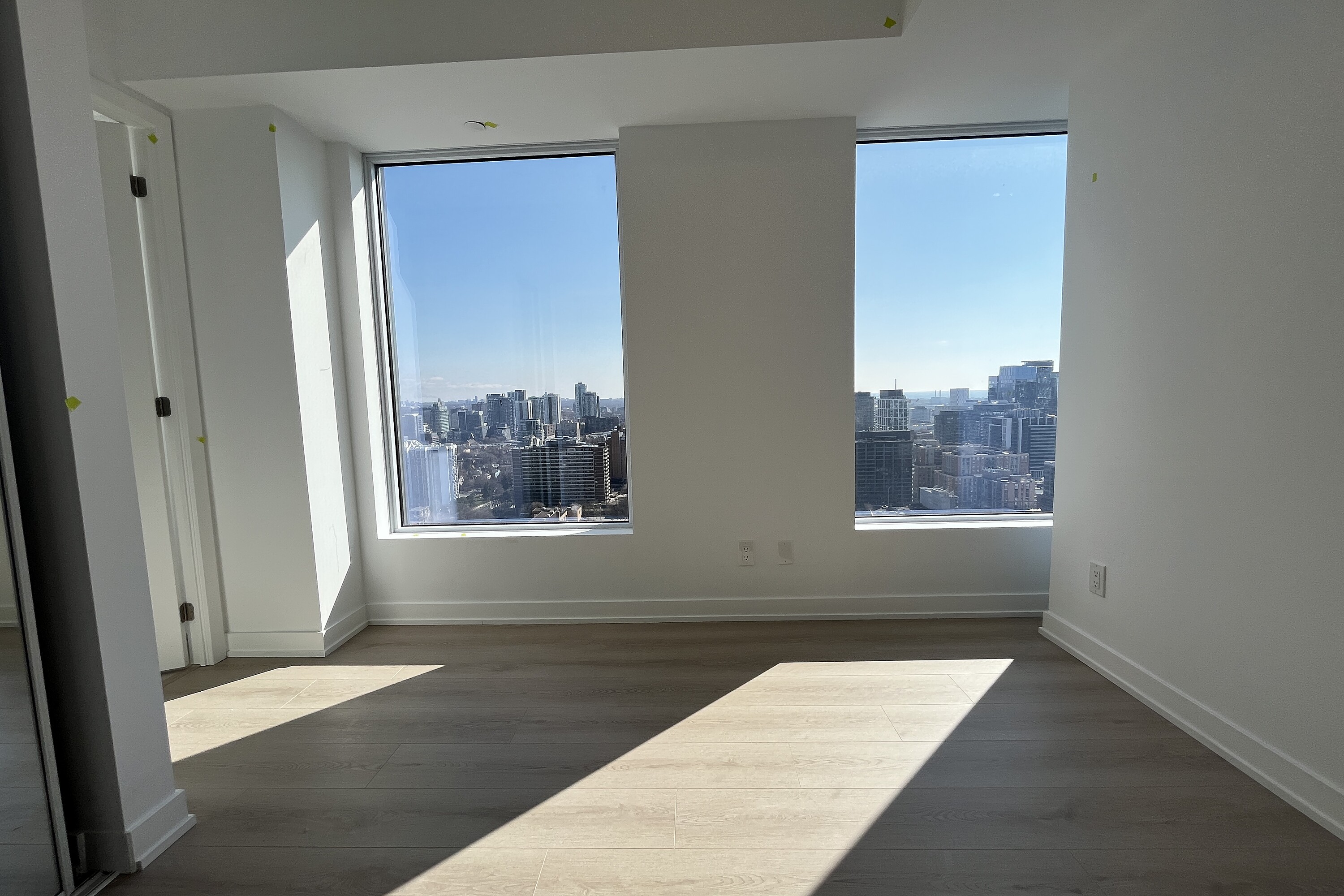 100 Queen St E  3203