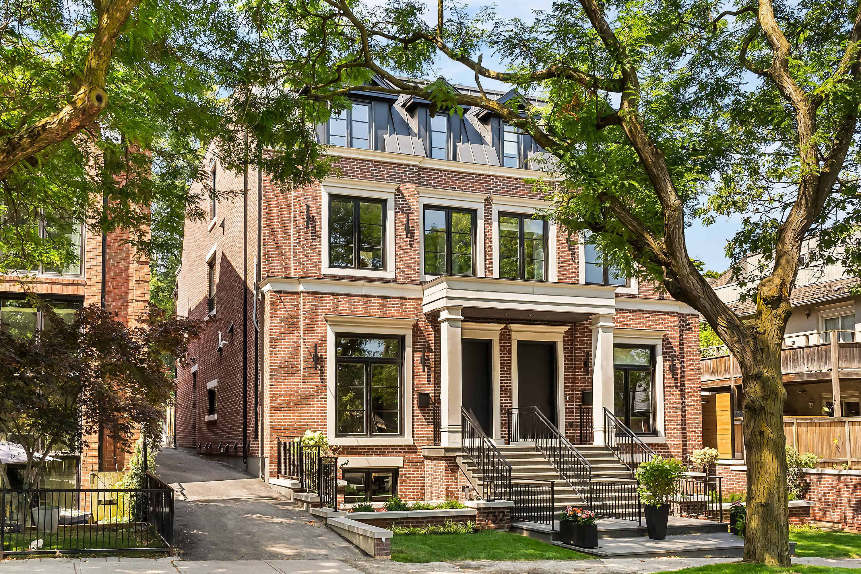 734 Avenue Rd