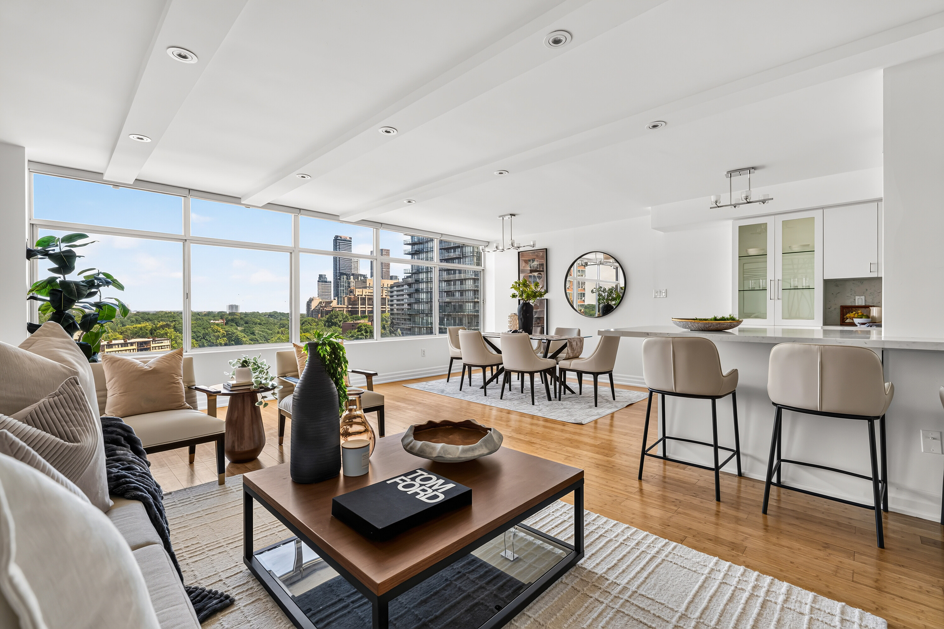 900 Yonge St  1002