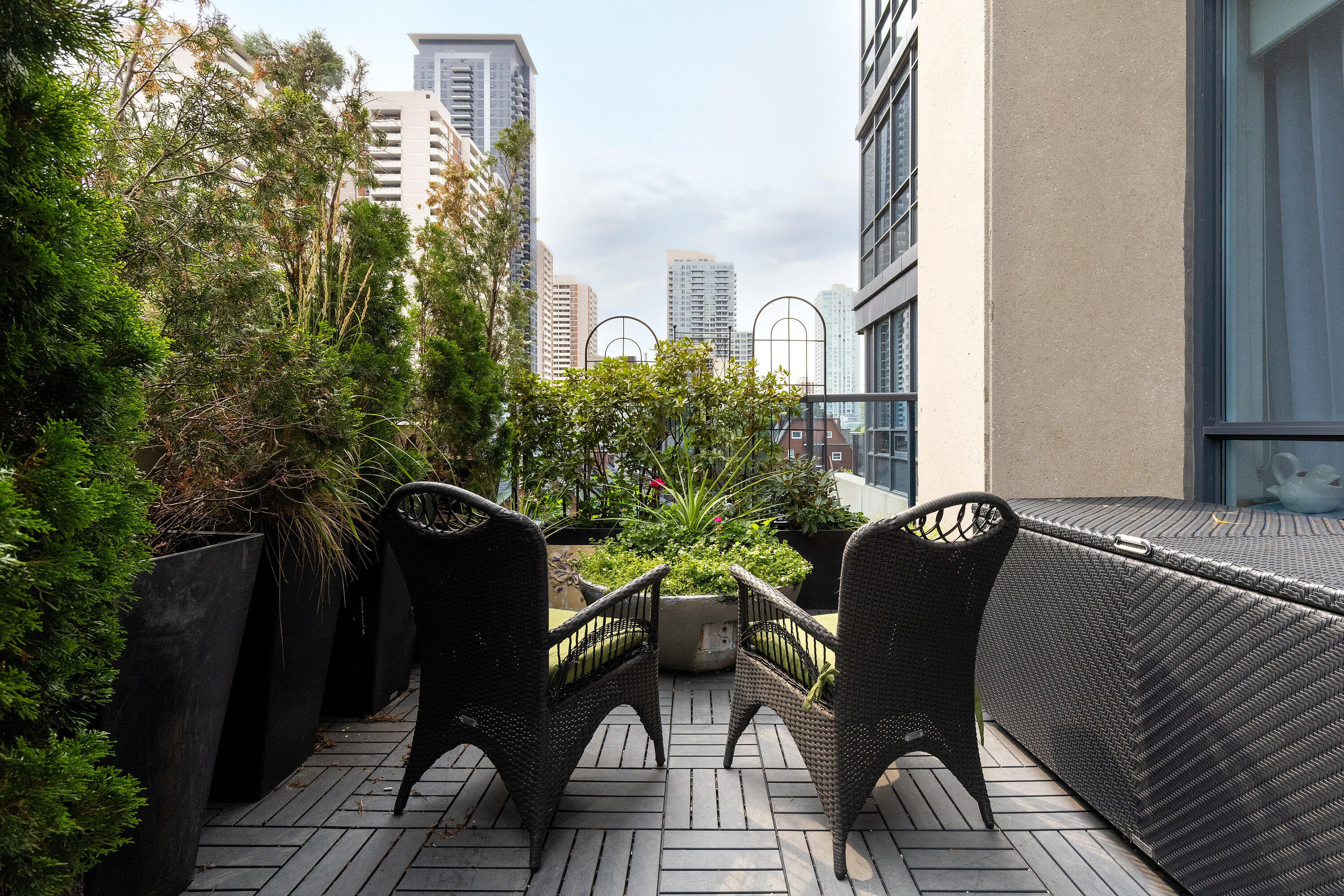28 Linden St  402