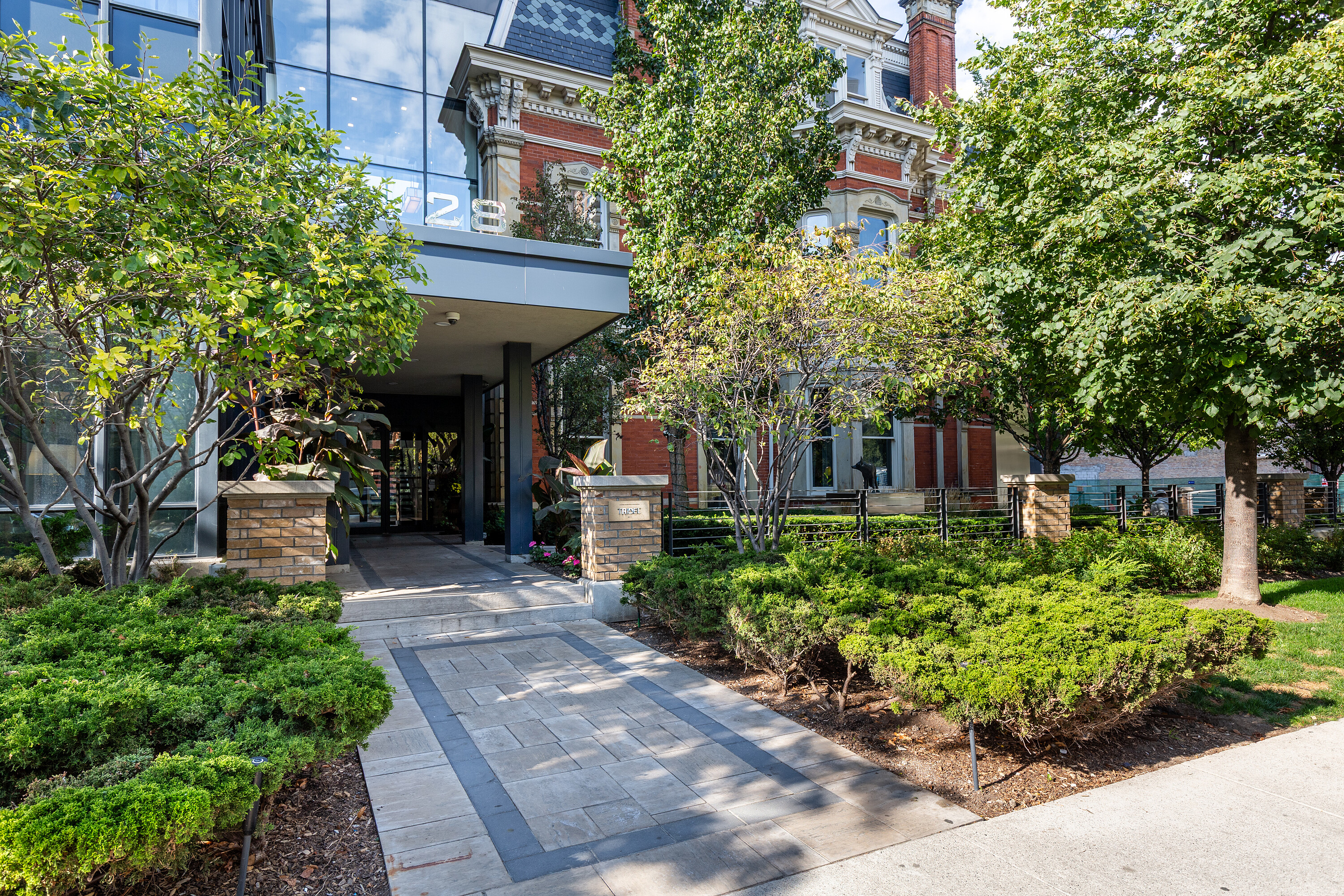 28 Linden St  402