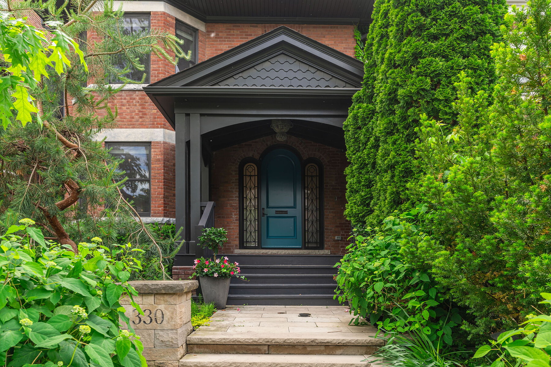 330 Palmerston Blvd