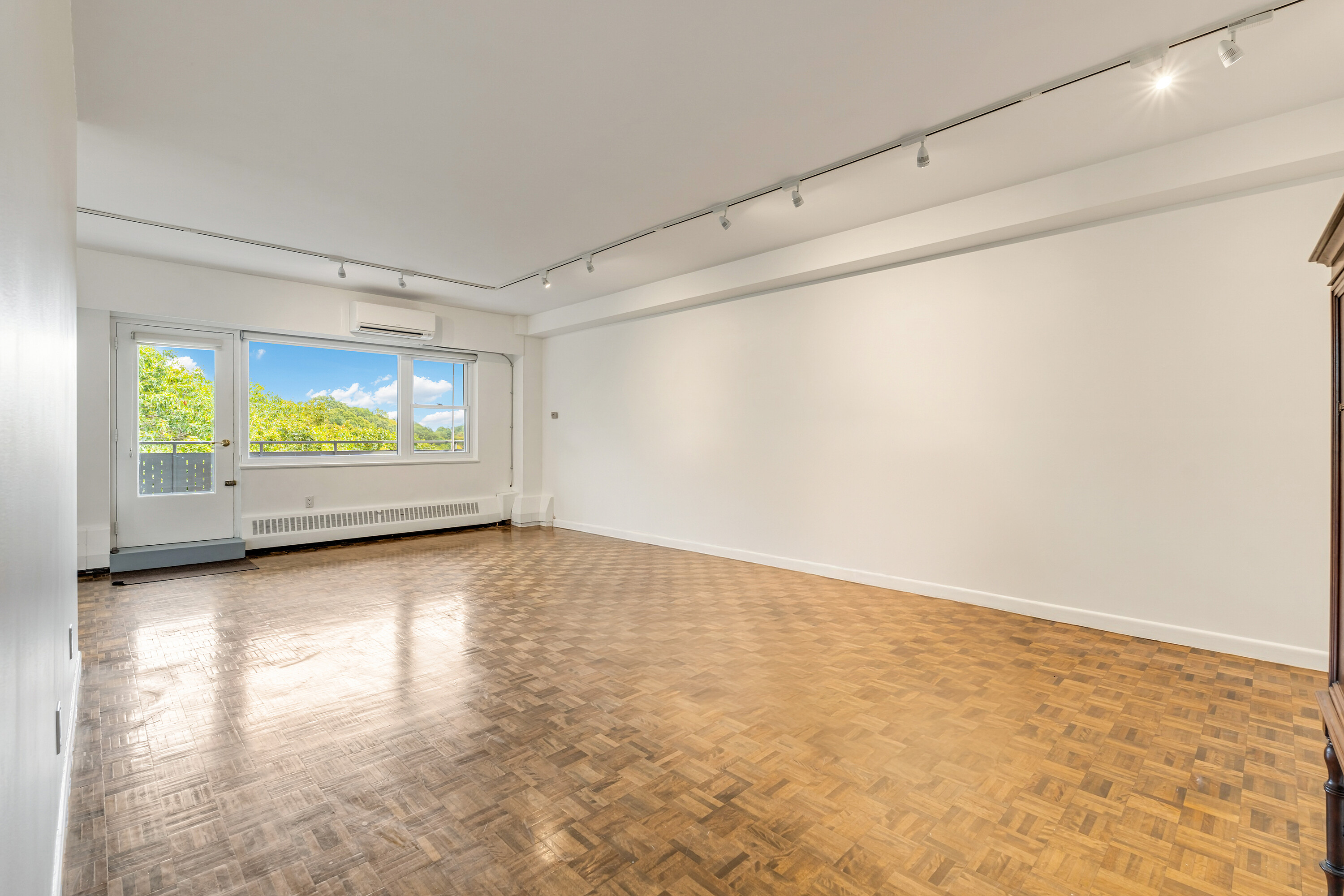 21 Dale Ave  945