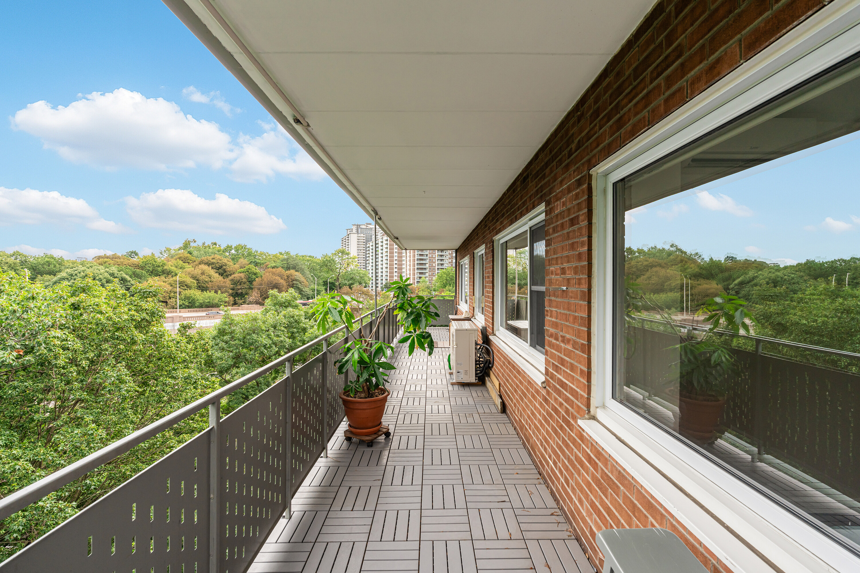 21 Dale Ave  945