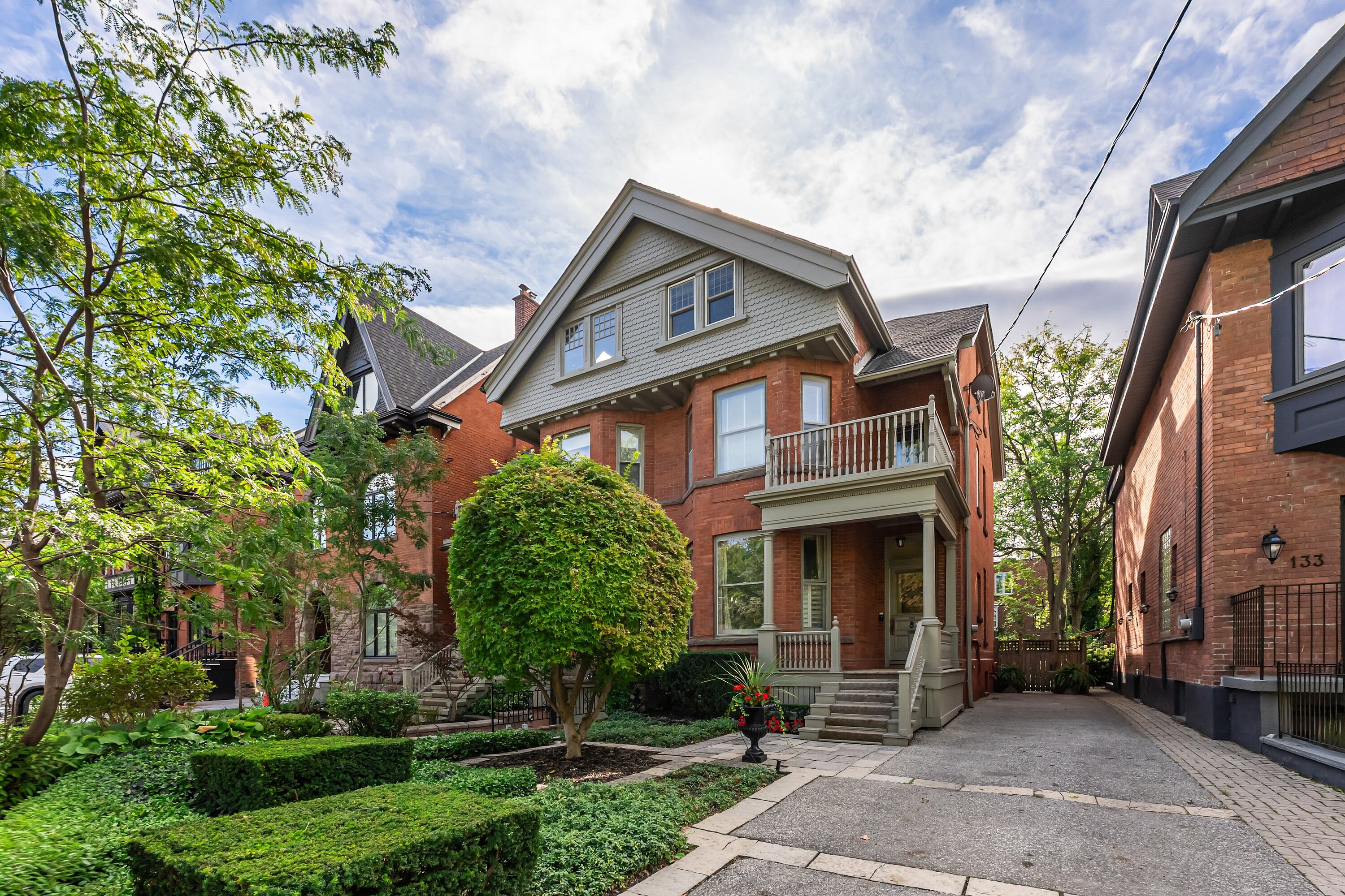 135 Roxborough St E