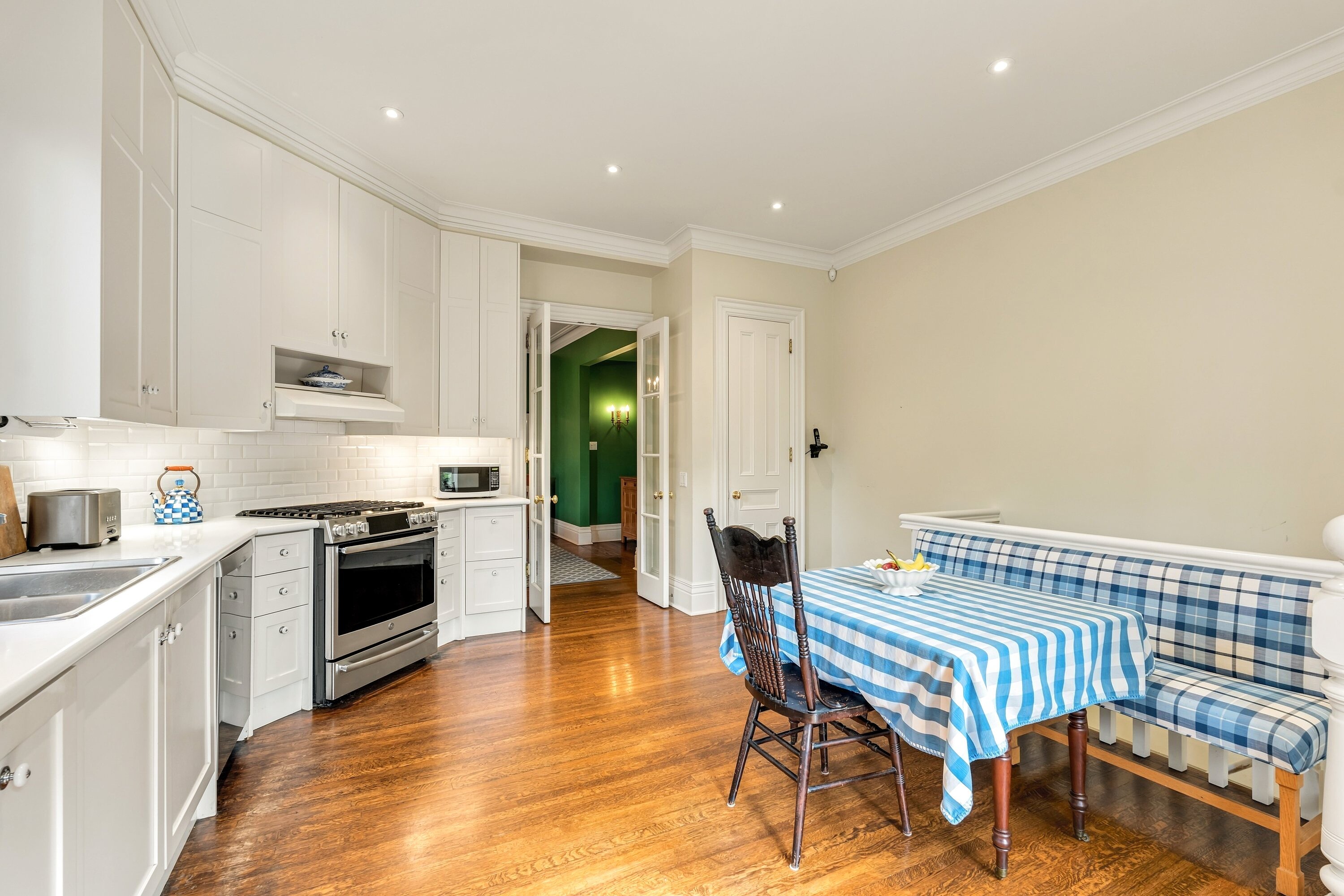 135 Roxborough St E