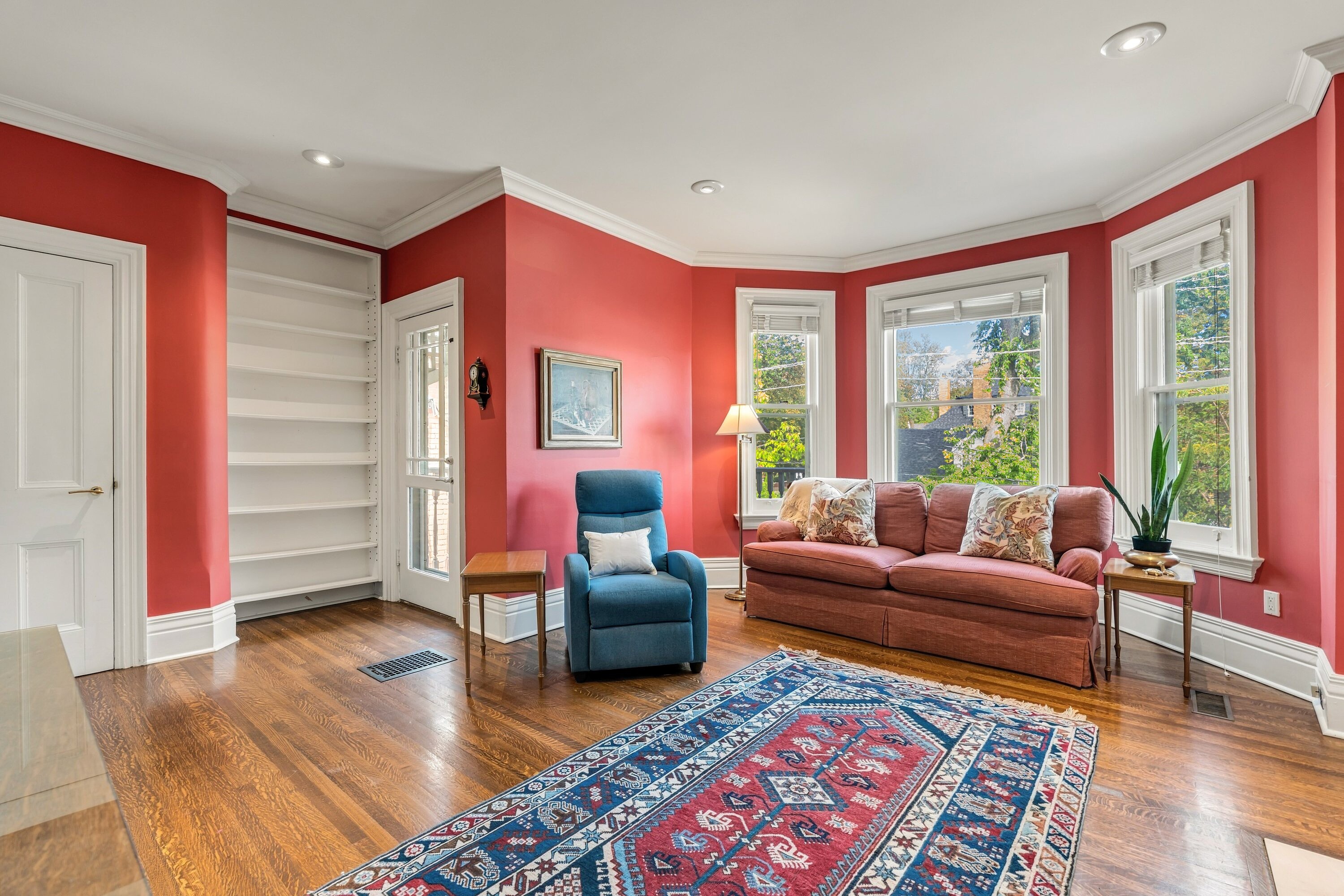 135 Roxborough St E