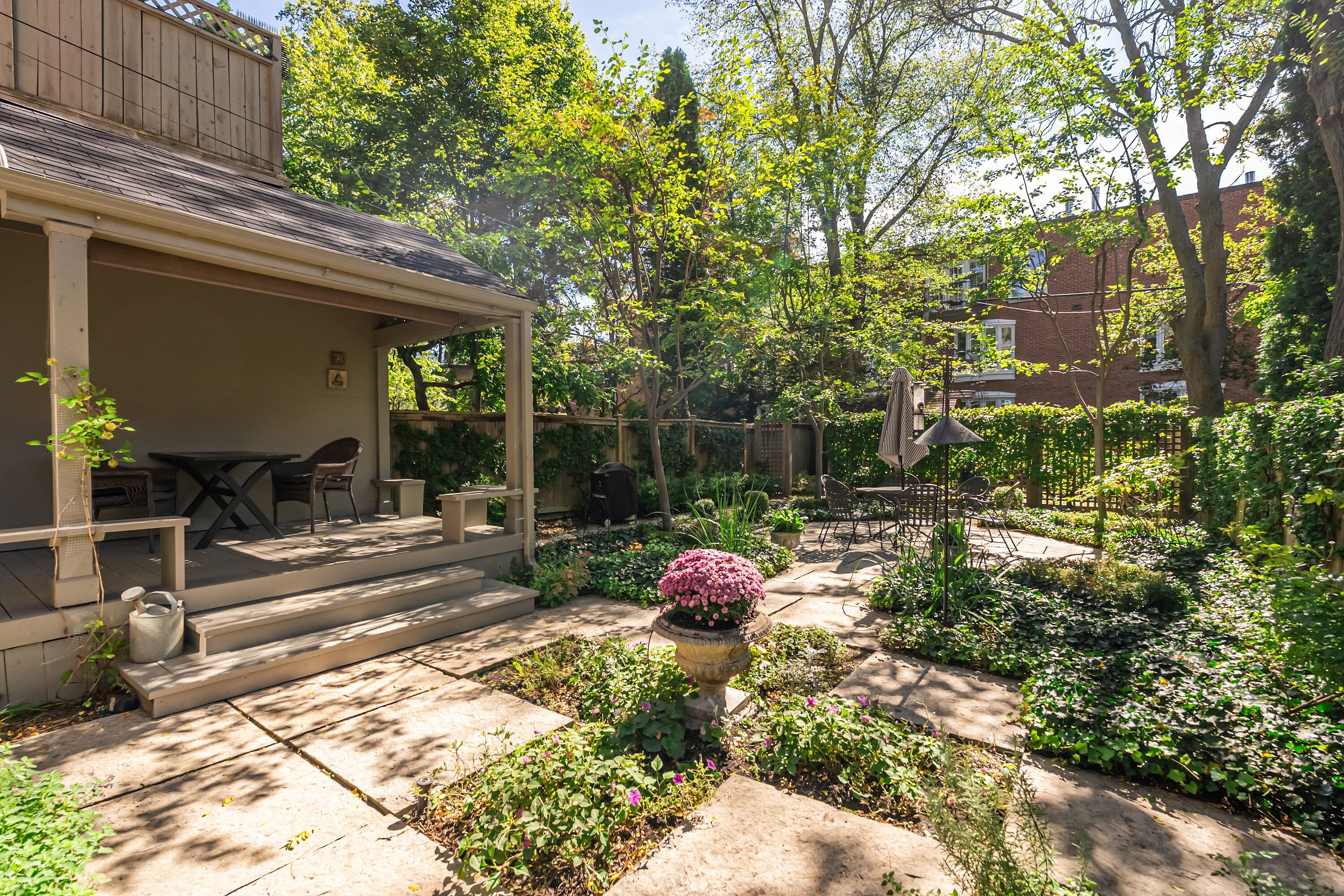 135 Roxborough St E