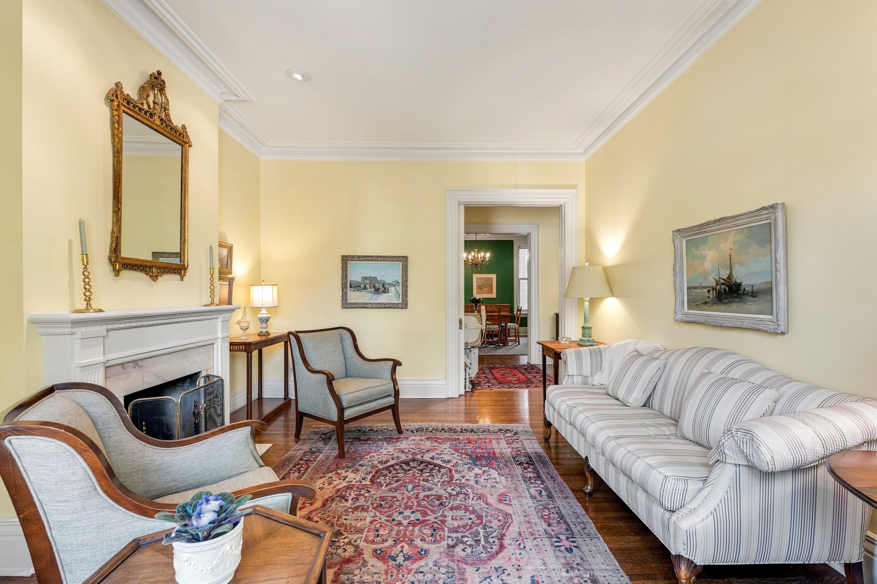 135 Roxborough St E