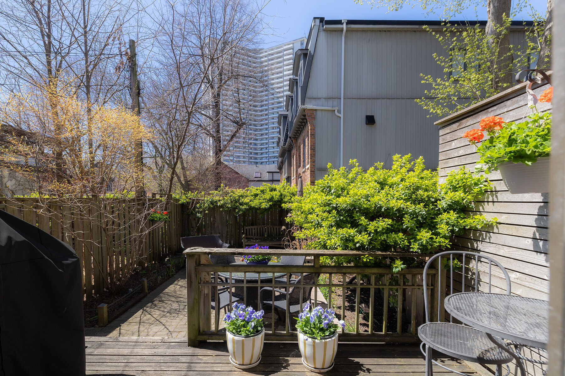 10 Laurier Ave