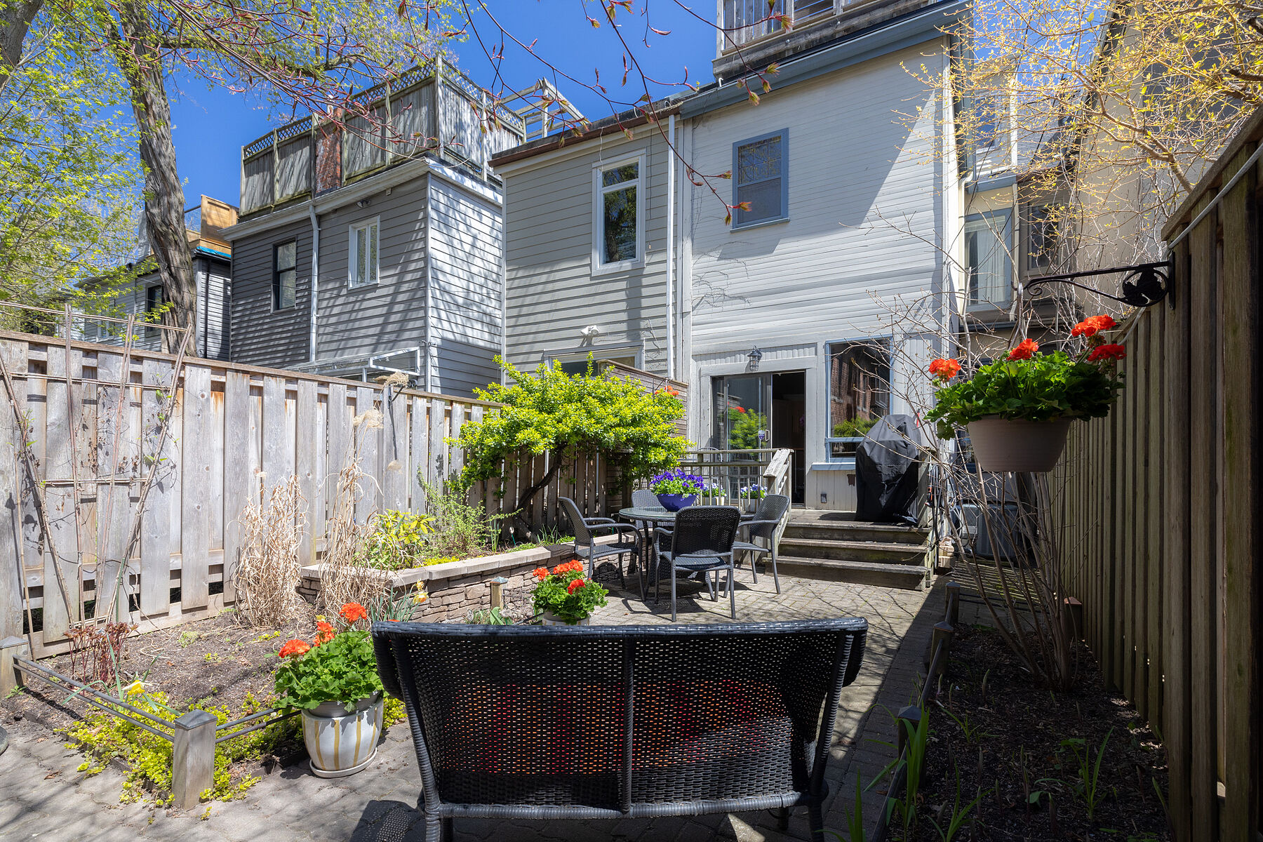 10 Laurier Ave