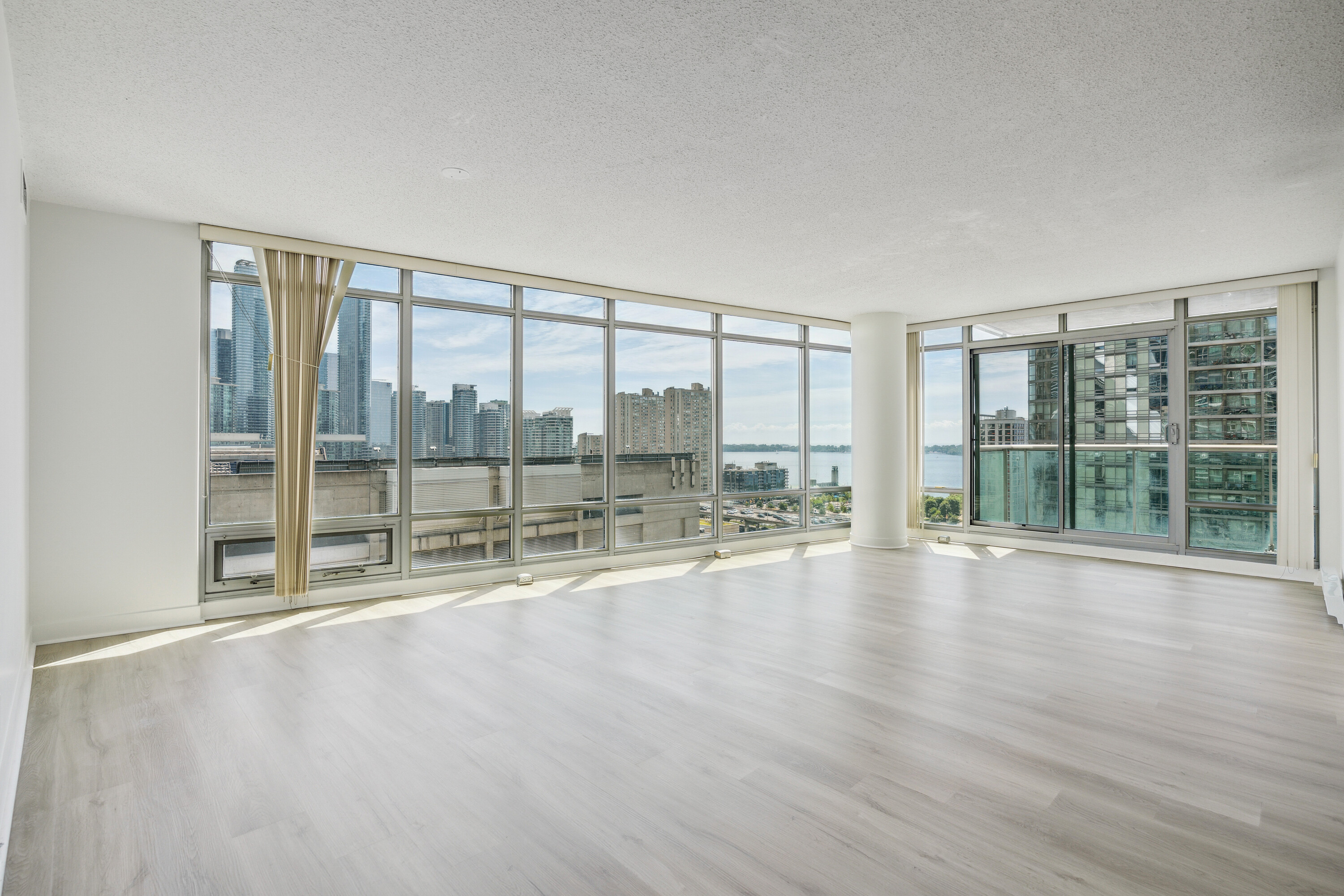 81 Navy Wharf Crt #1903