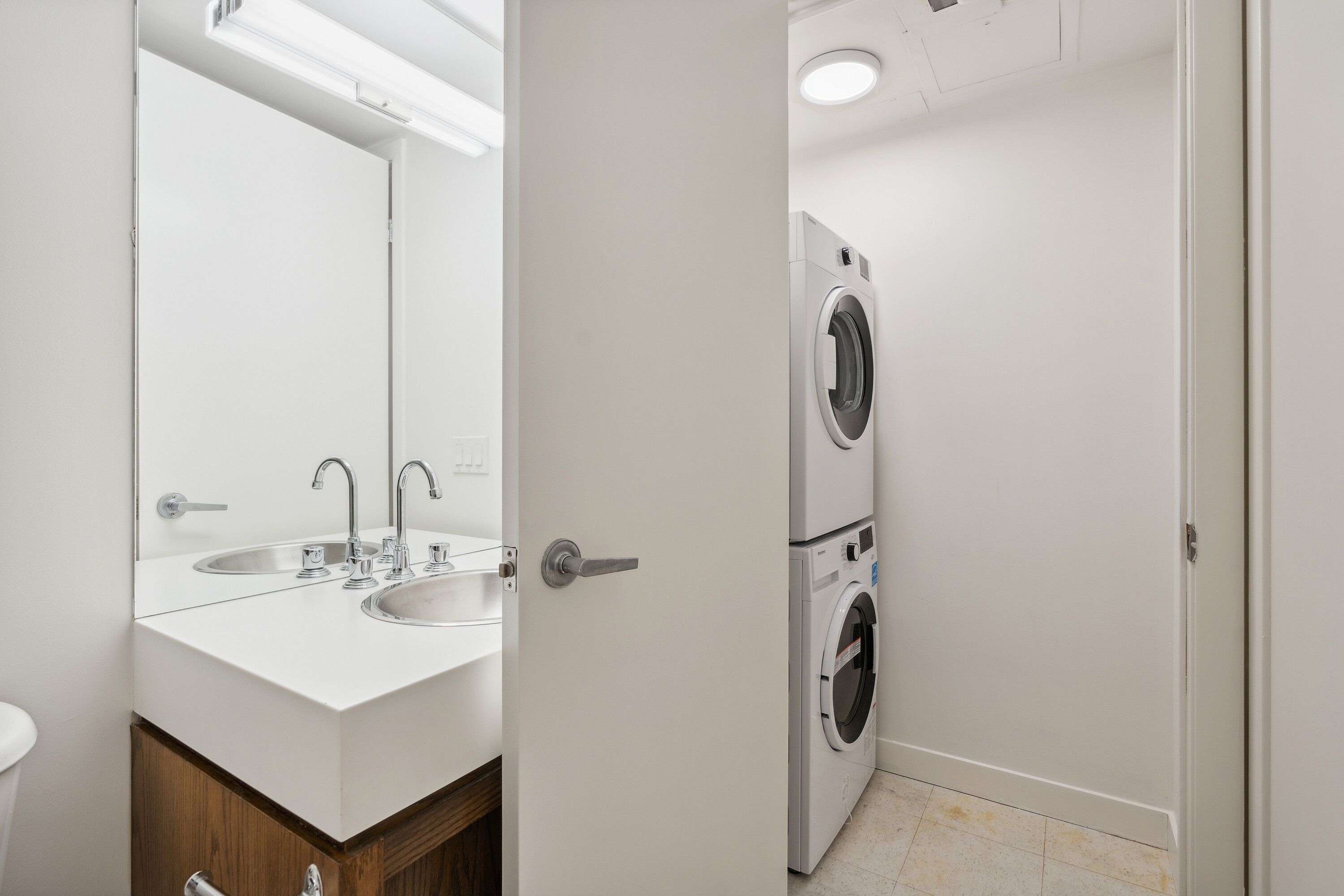 81 Navy Wharf Crt #1903