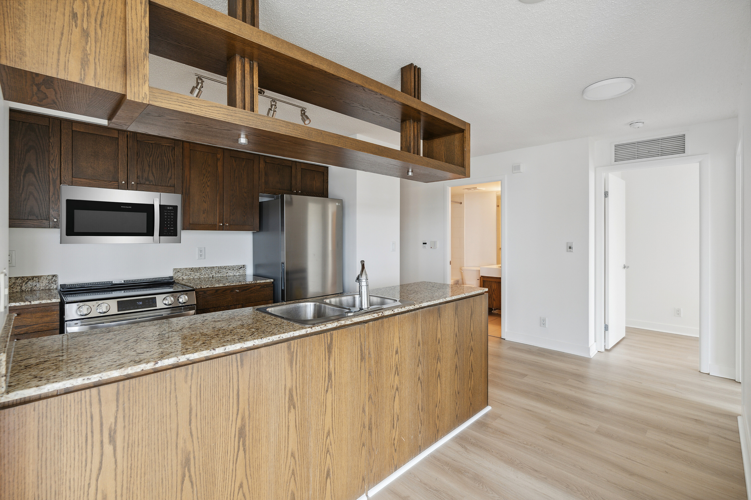 81 Navy Wharf Crt #1903