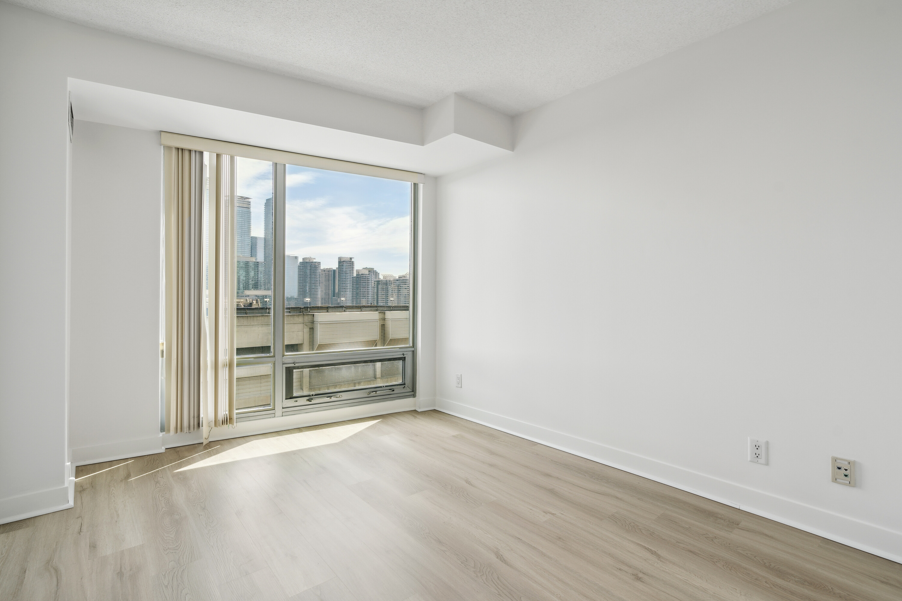 81 Navy Wharf Crt #1903
