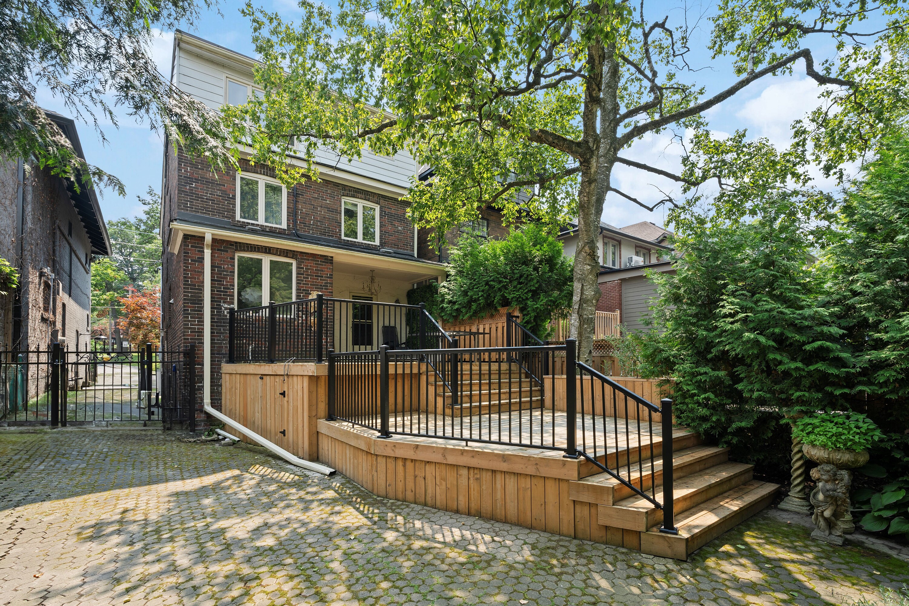 196 Moore Ave
