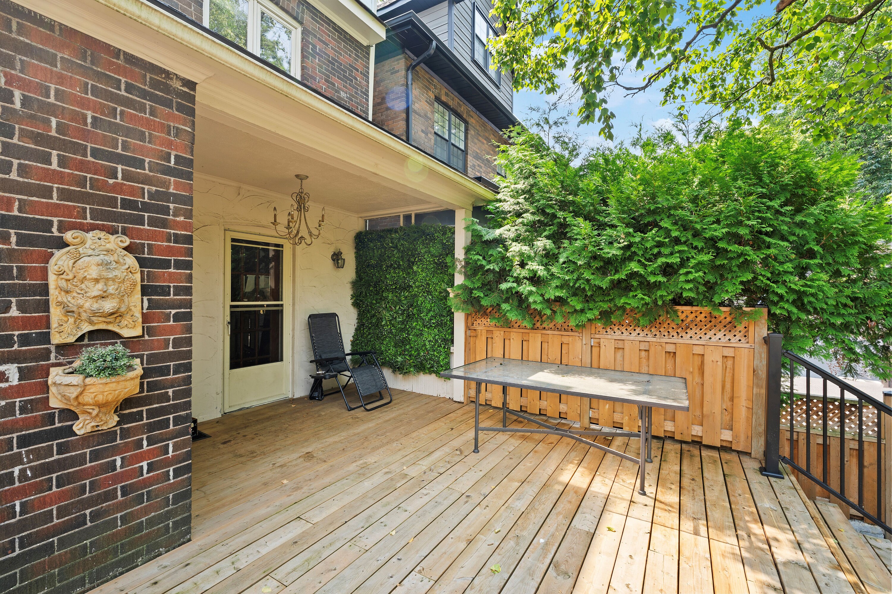196 Moore Ave