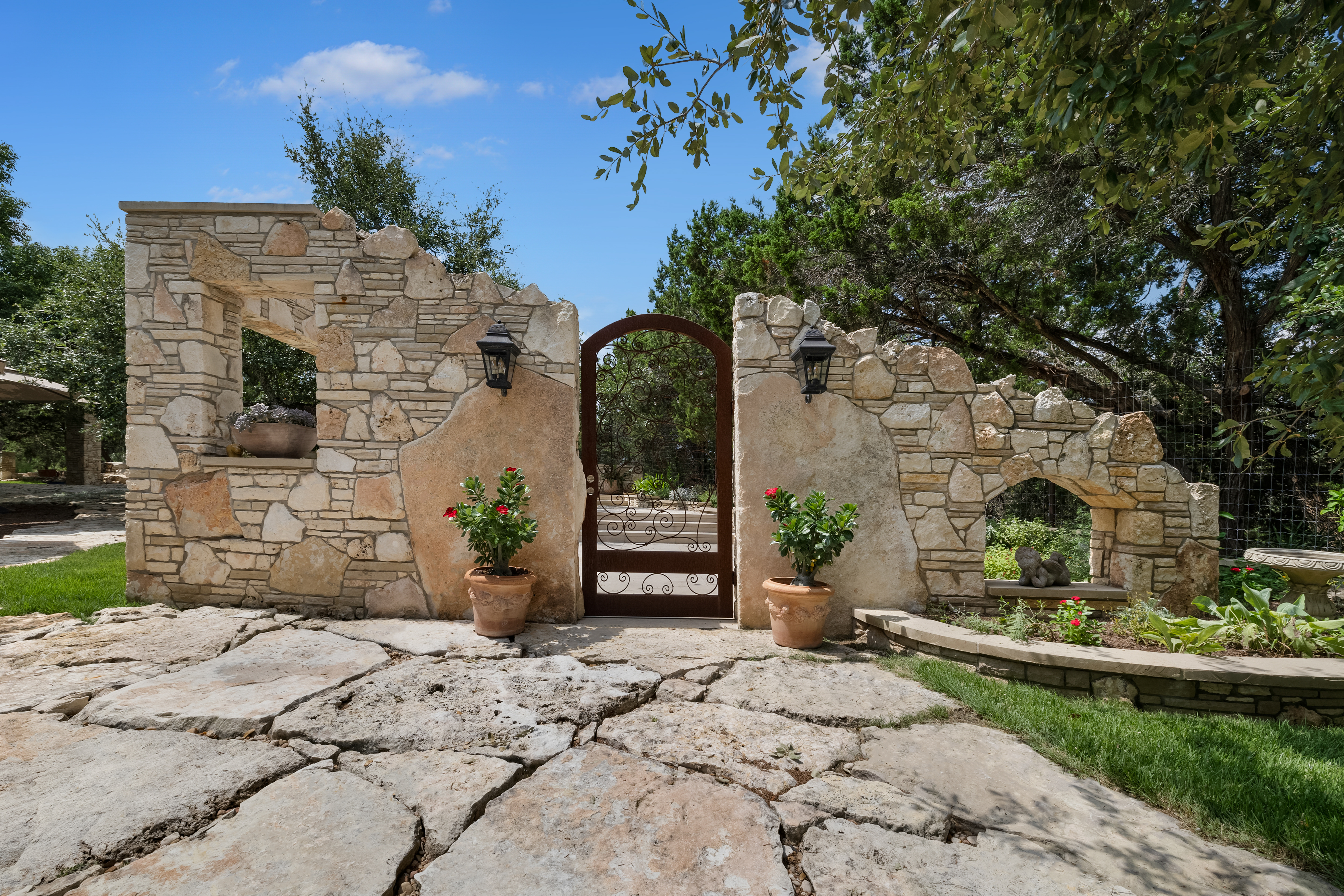 9102 North Madrone Trail 