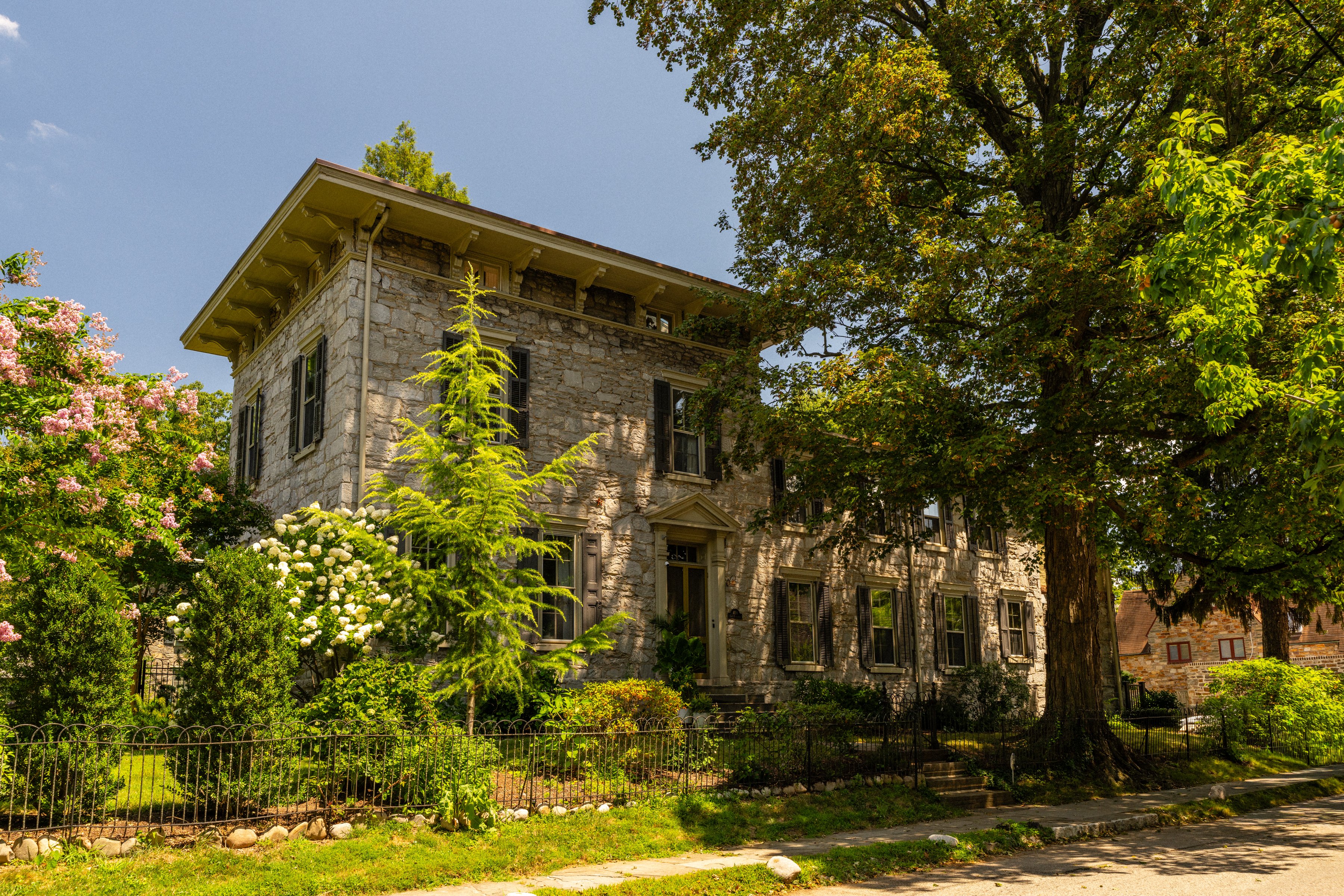 400 E. Evergreen Avenue 