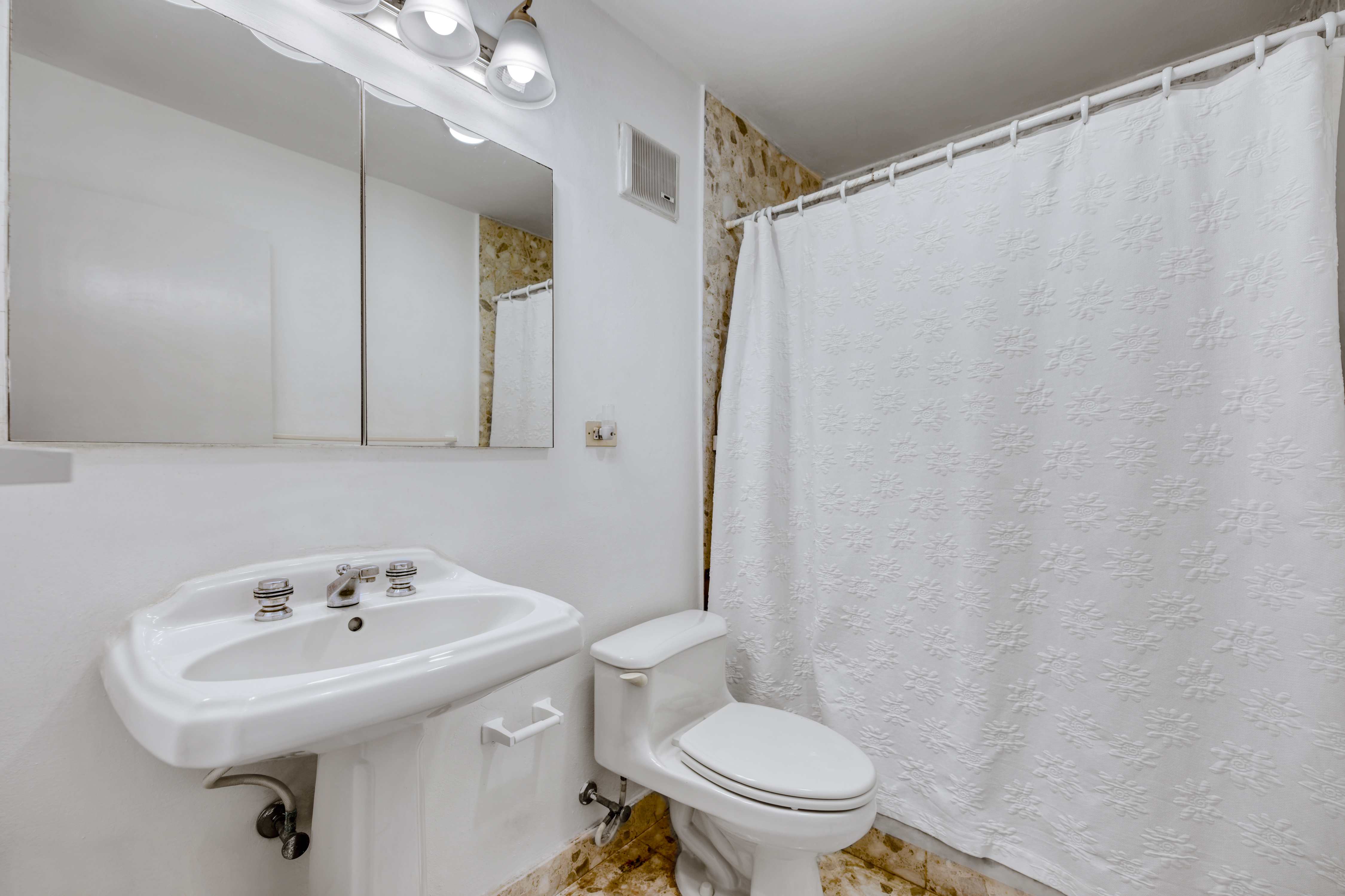 1351 Magdalena Ave., Apt. 14A