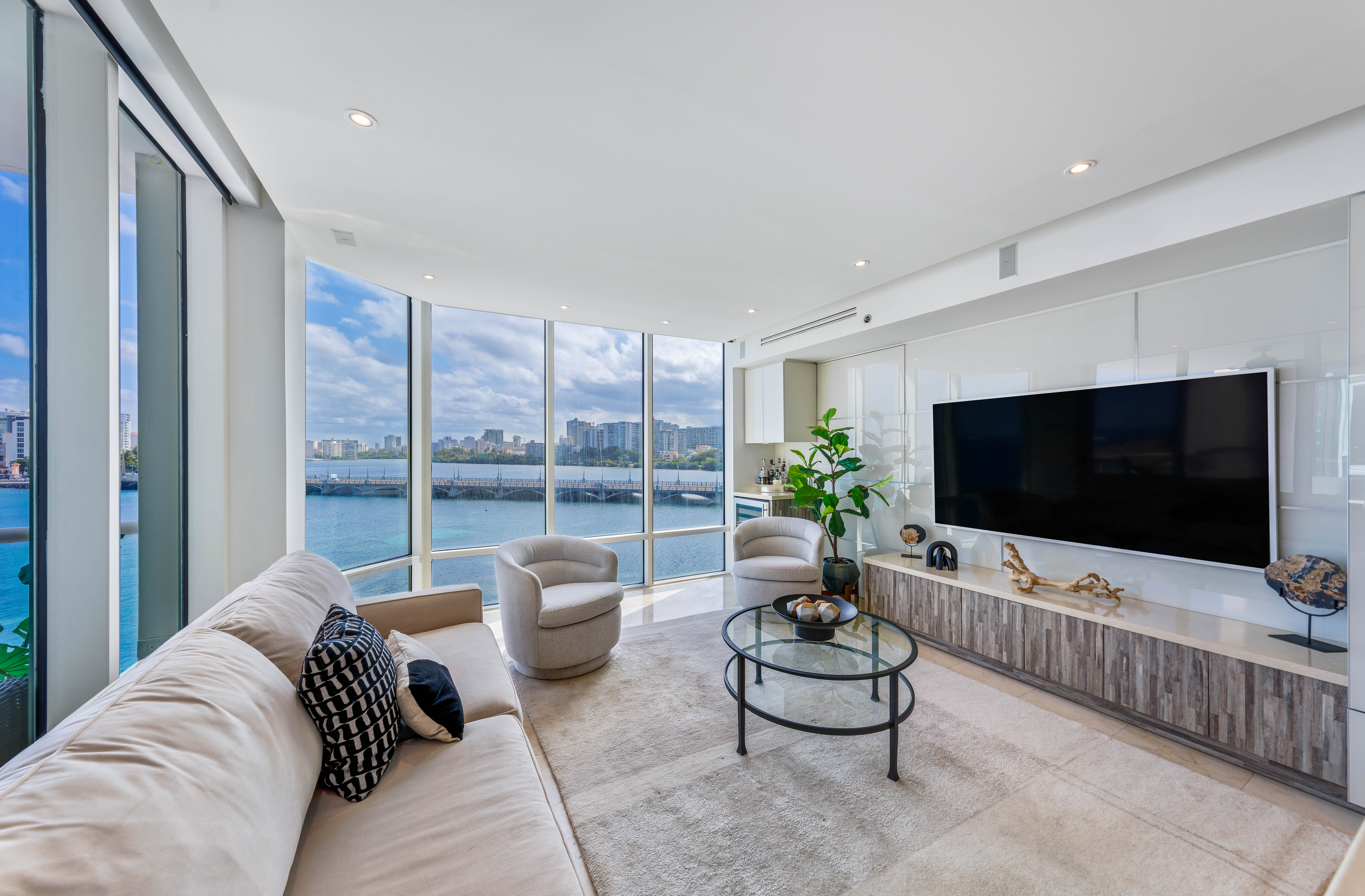 5 Munoz Rivera Ave., Apt. 402