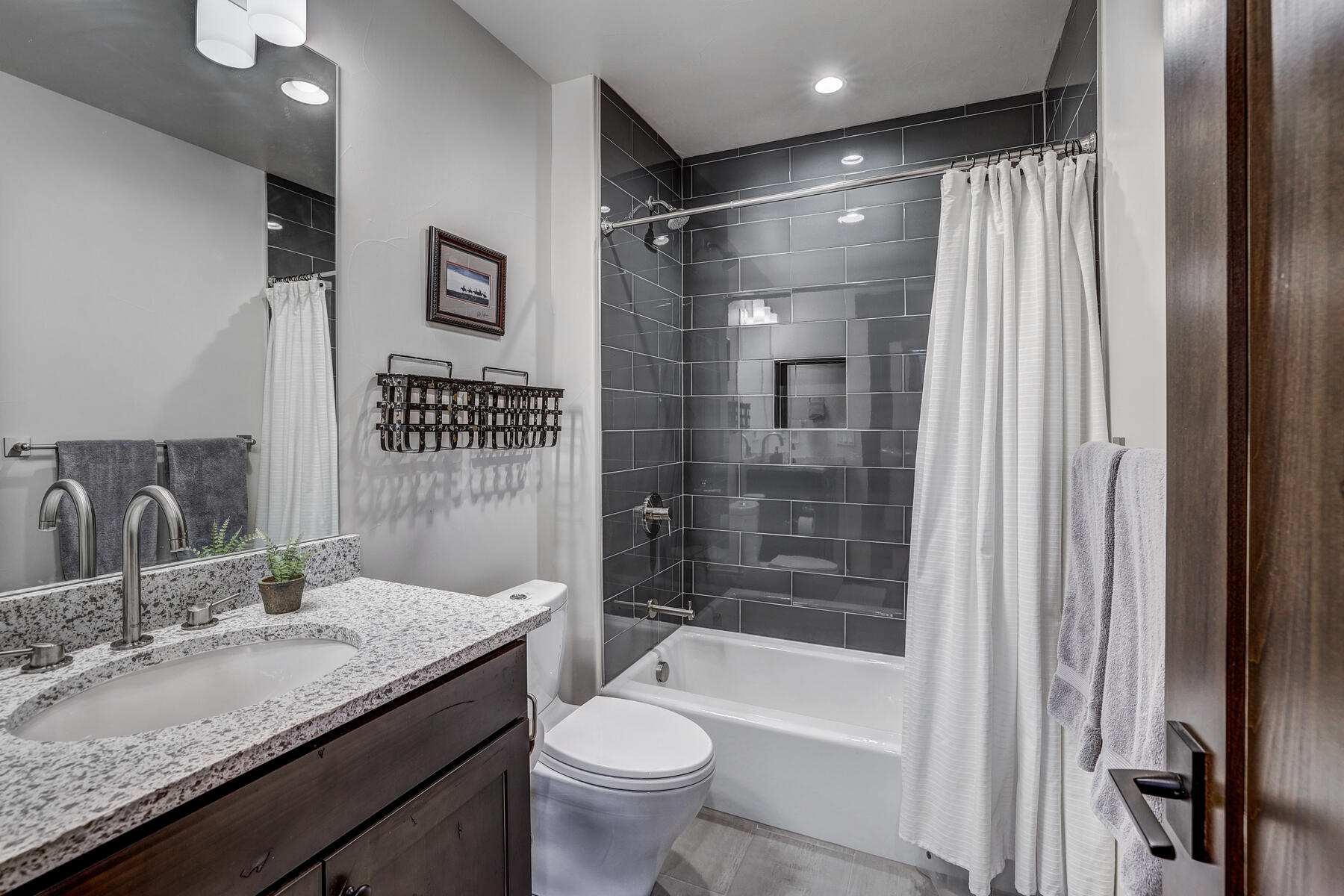 28 West Benjamin Lane