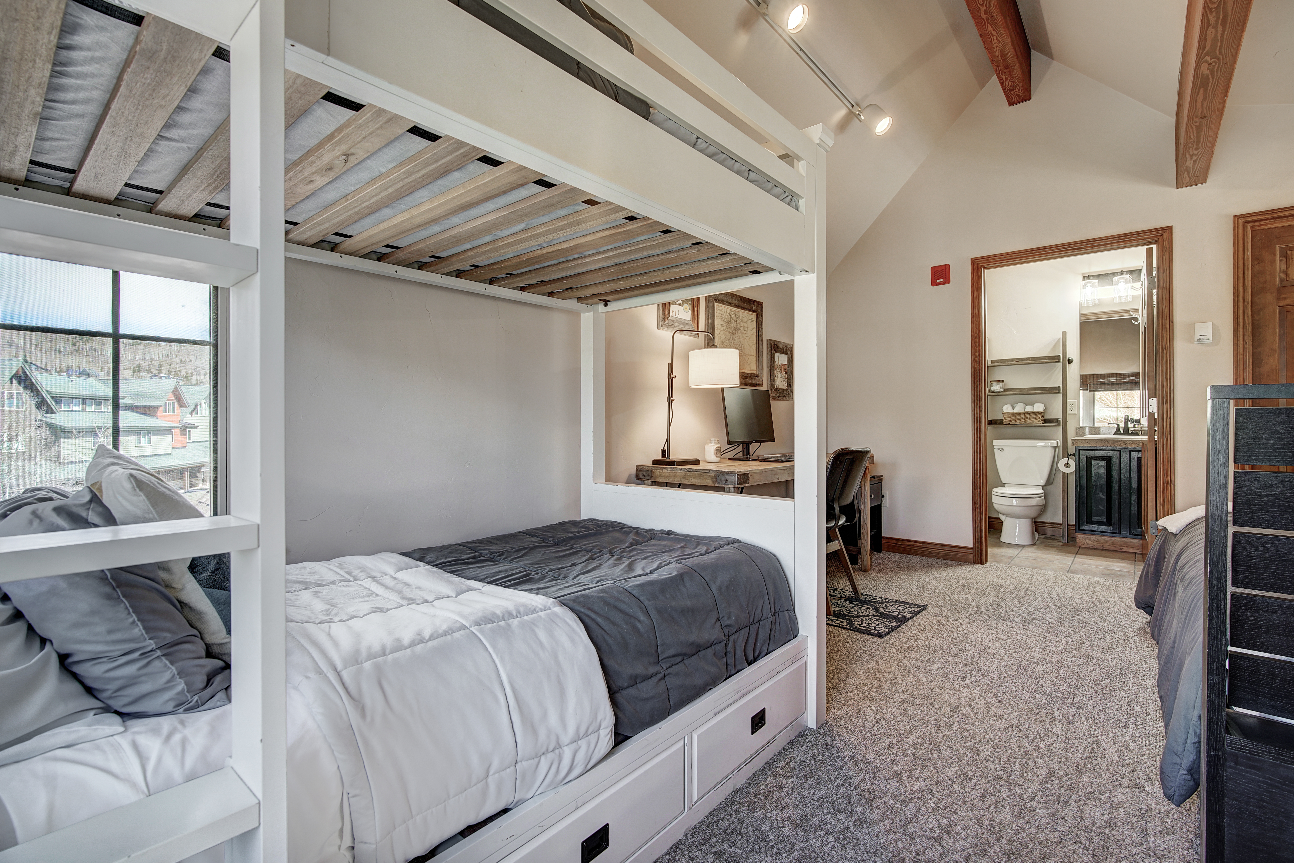 801 Lakepoint Drive Unit# B16