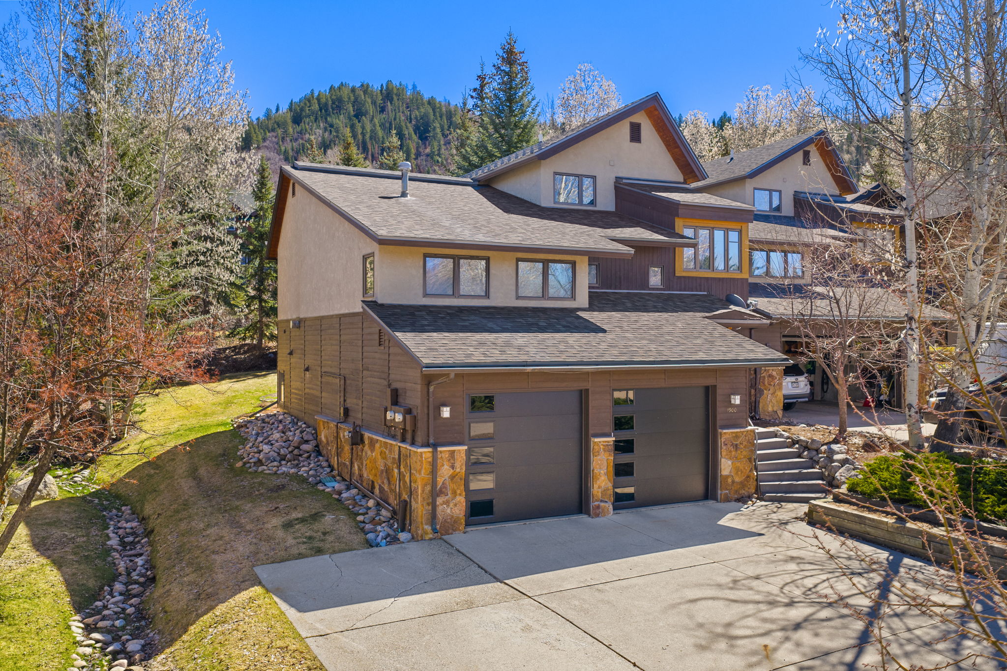 1900 Hunters Drive 