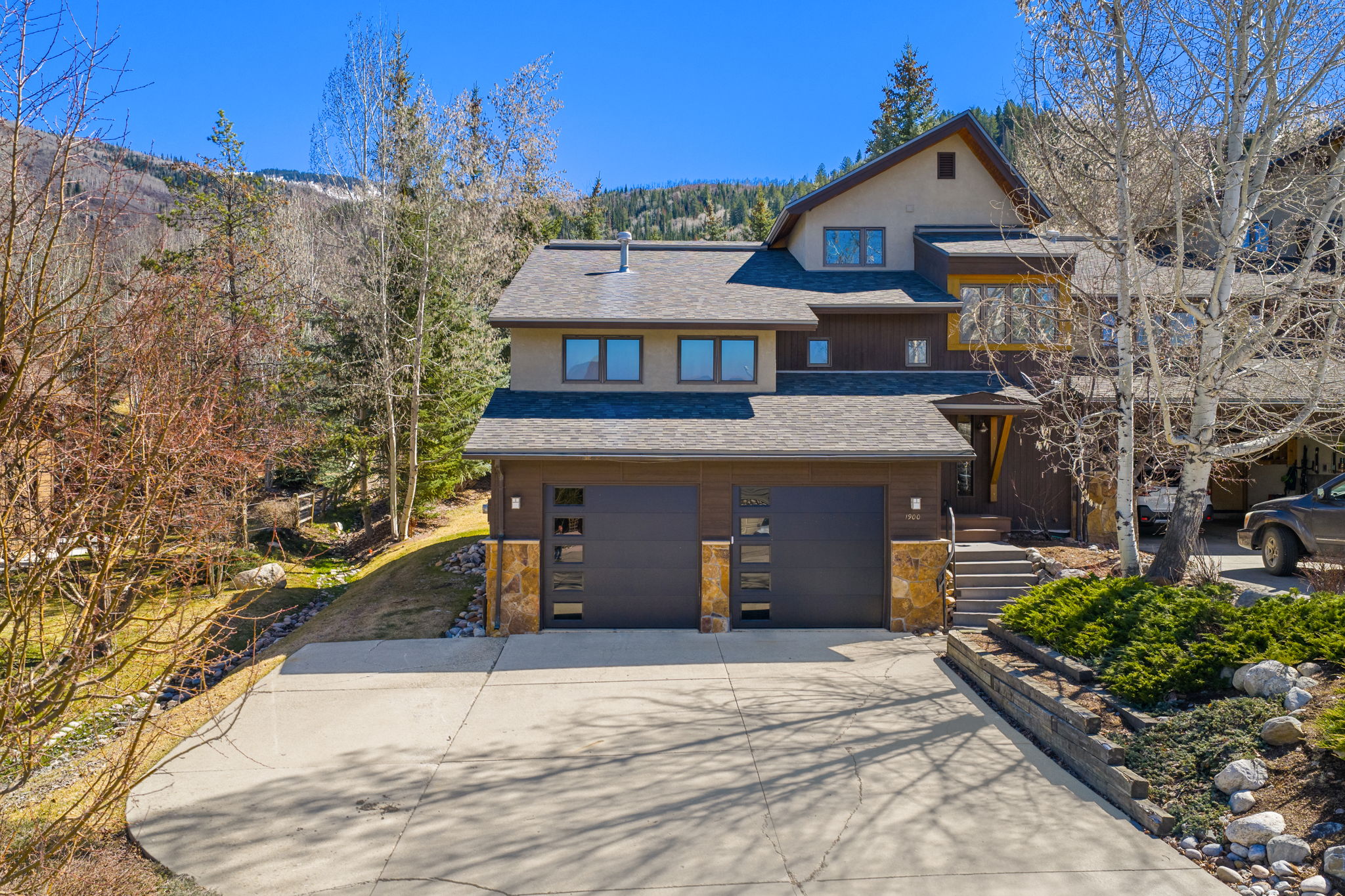1900 Hunters Drive 