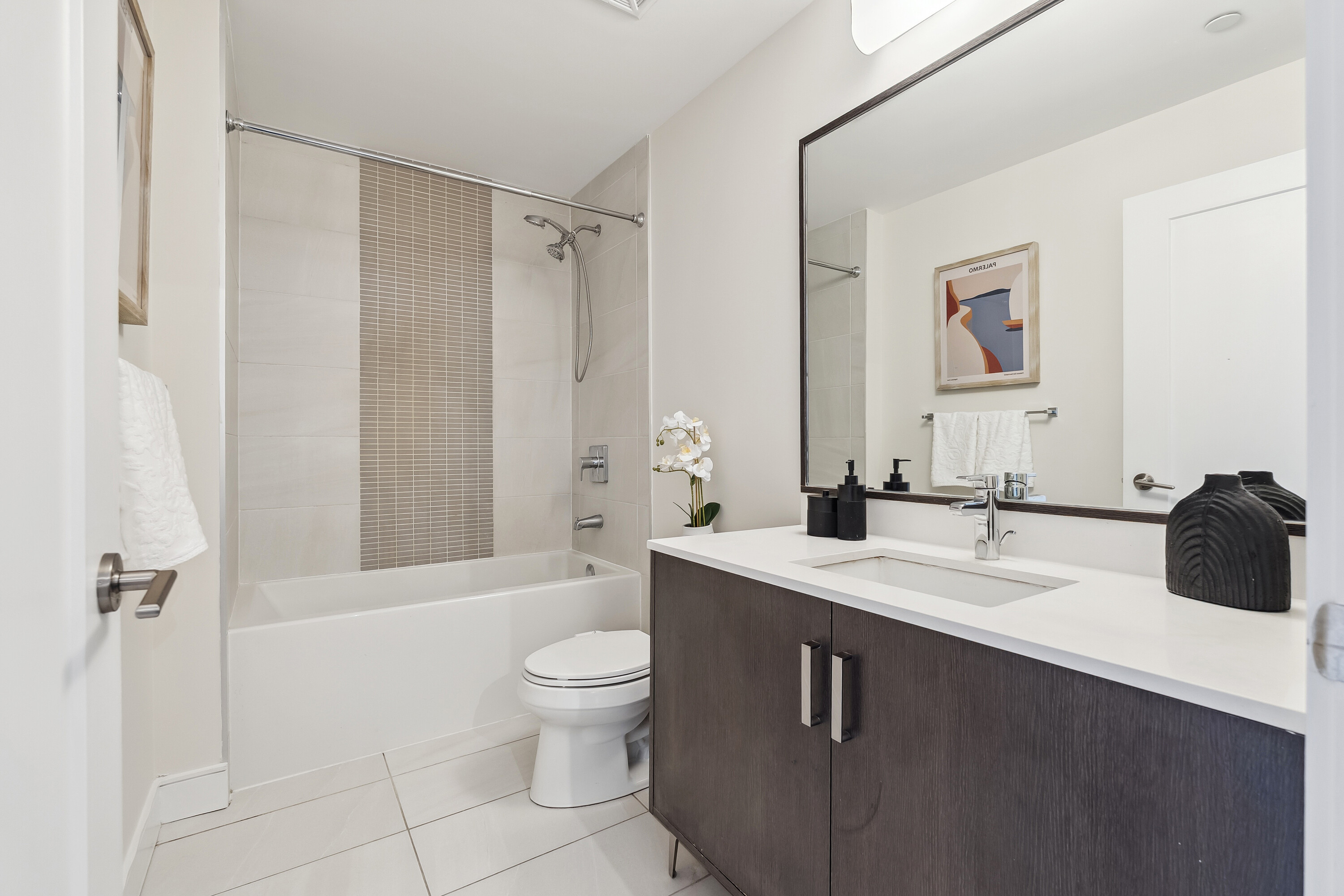 1575 Lakeshore Rd W #202