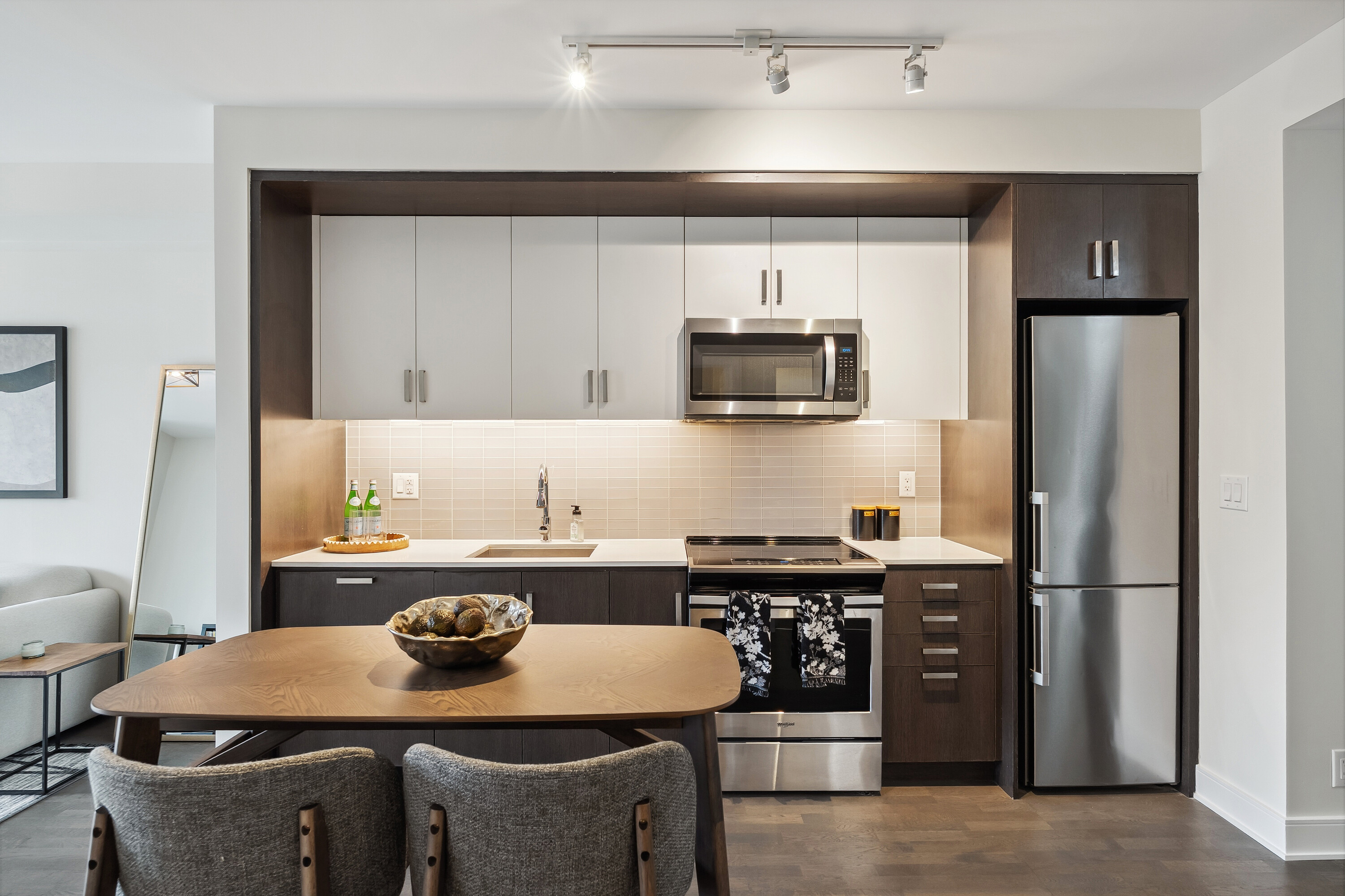 1575 Lakeshore Rd W #202