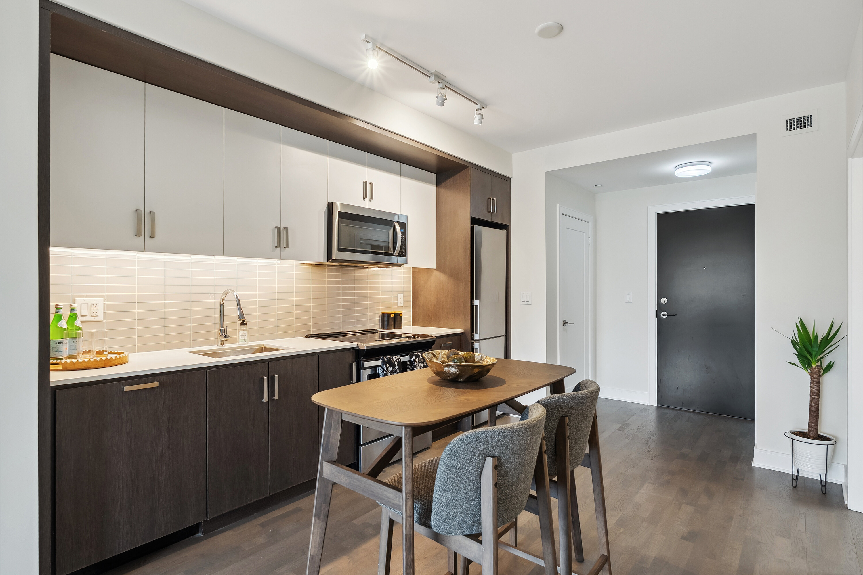 1575 Lakeshore Rd W #202